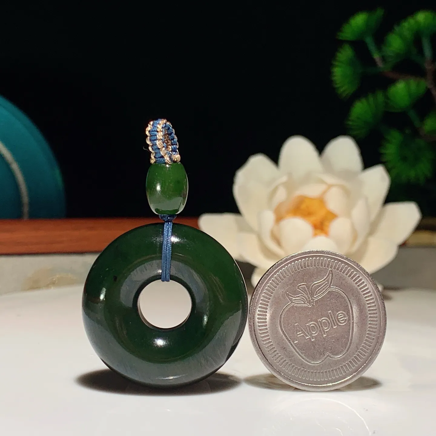 和田玉菠菜绿俄罗斯碧玉怀古平安扣挂件。尺寸29/10重17克 玉质细腻油润 底色纯净 脂粉好，品质好。lt250112