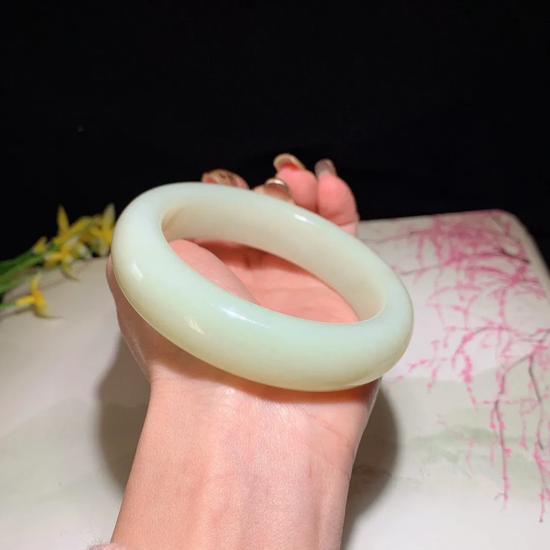 和田玉61圈口黄口料宽版手镯！玉质细腻油润 底色纯净 无裂无杂 脂粉好，品质好！