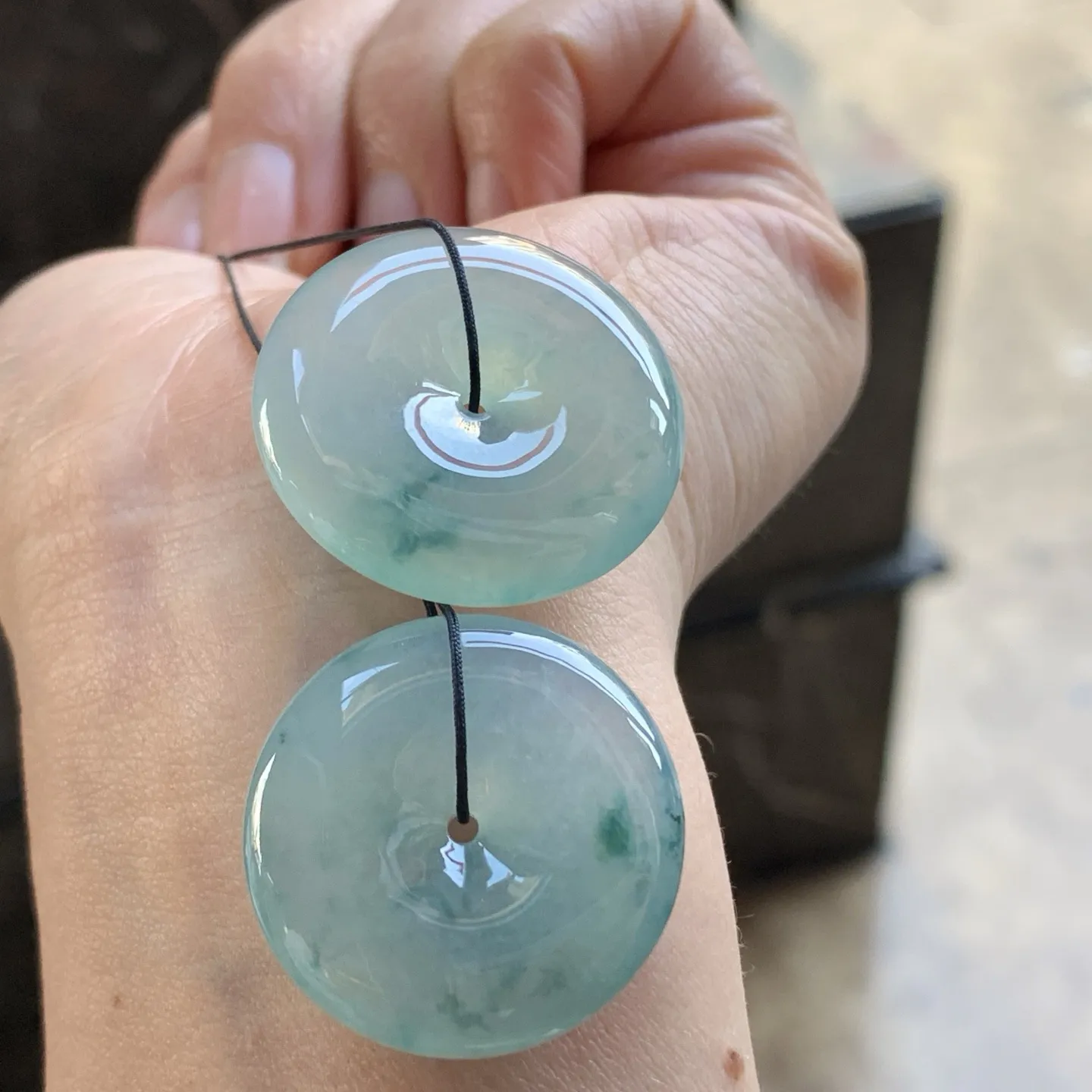 蓝花平安扣
尺寸：27.8-5.9mm26-5.6mm
一对 平安顺遂