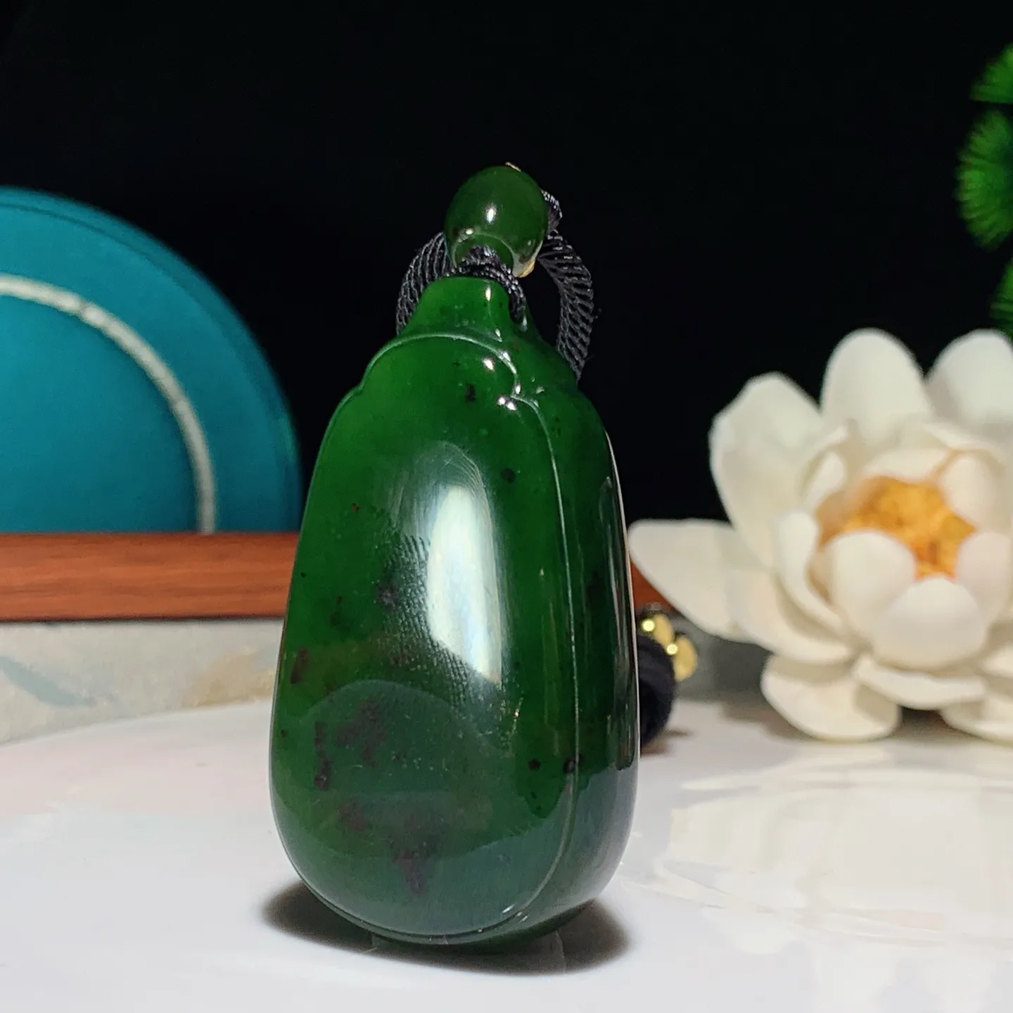 和田玉菠菜绿红皮料俄罗斯碧玉平安无事牌挂件。尺寸47/27/14重41克 玉质细腻油润 底色纯净 脂粉好，品质好。lt250112