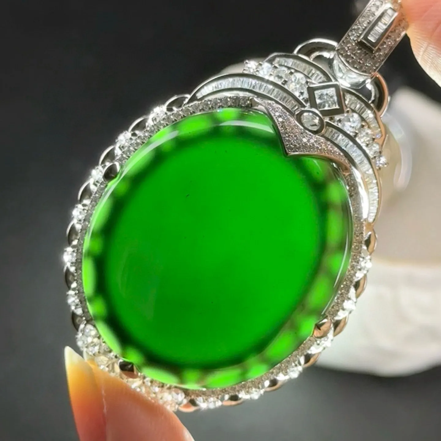 豪镶墨翠蛋面吊坠 种好色正 黑度极好 打灯通透 油性十足 尺寸62.3