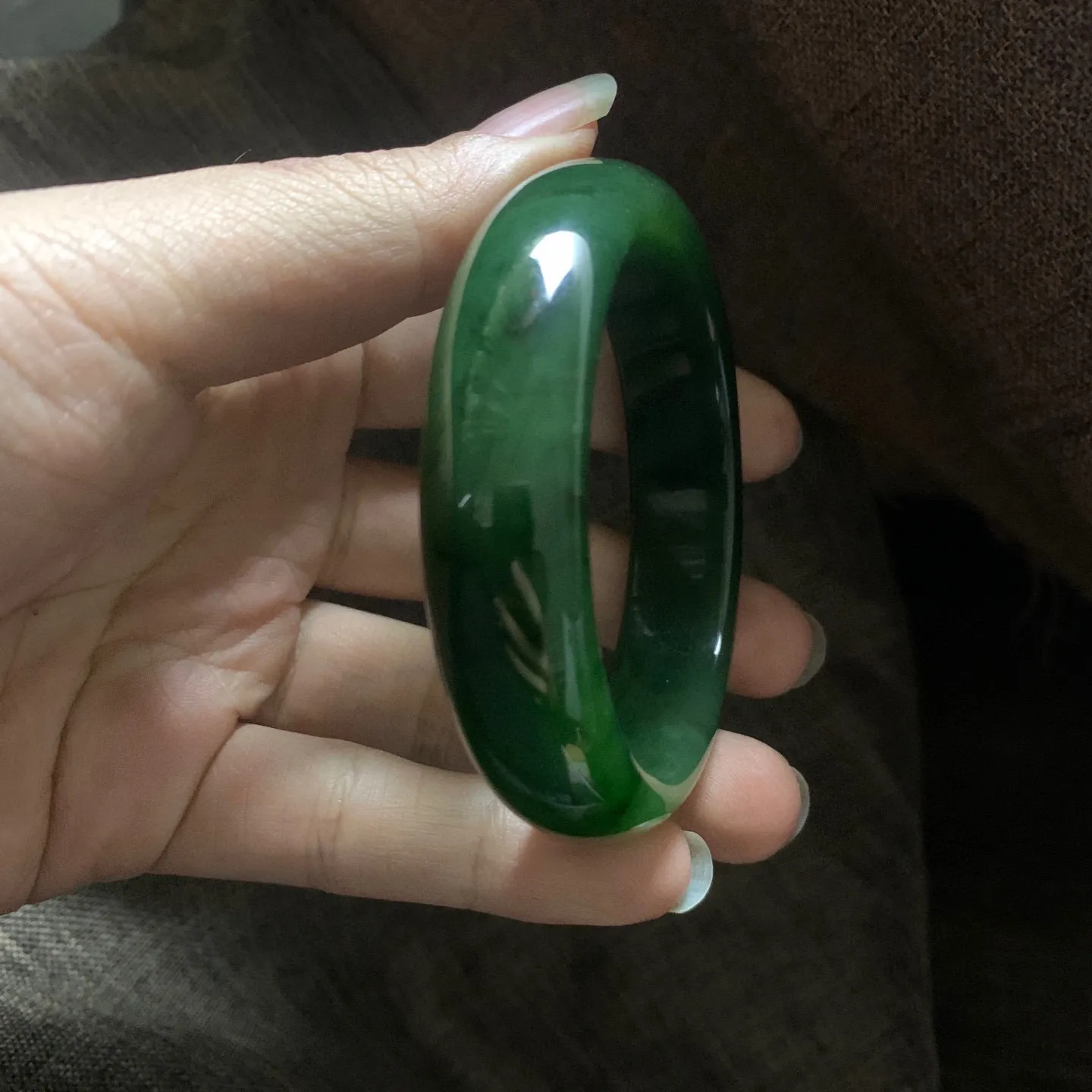 和田玉碧玉58圈口菠菜绿宽版手镯【挽间柔情】，镯型古朴典雅。在诗情画意的雨巷相遇，你是我腕间的一抹风