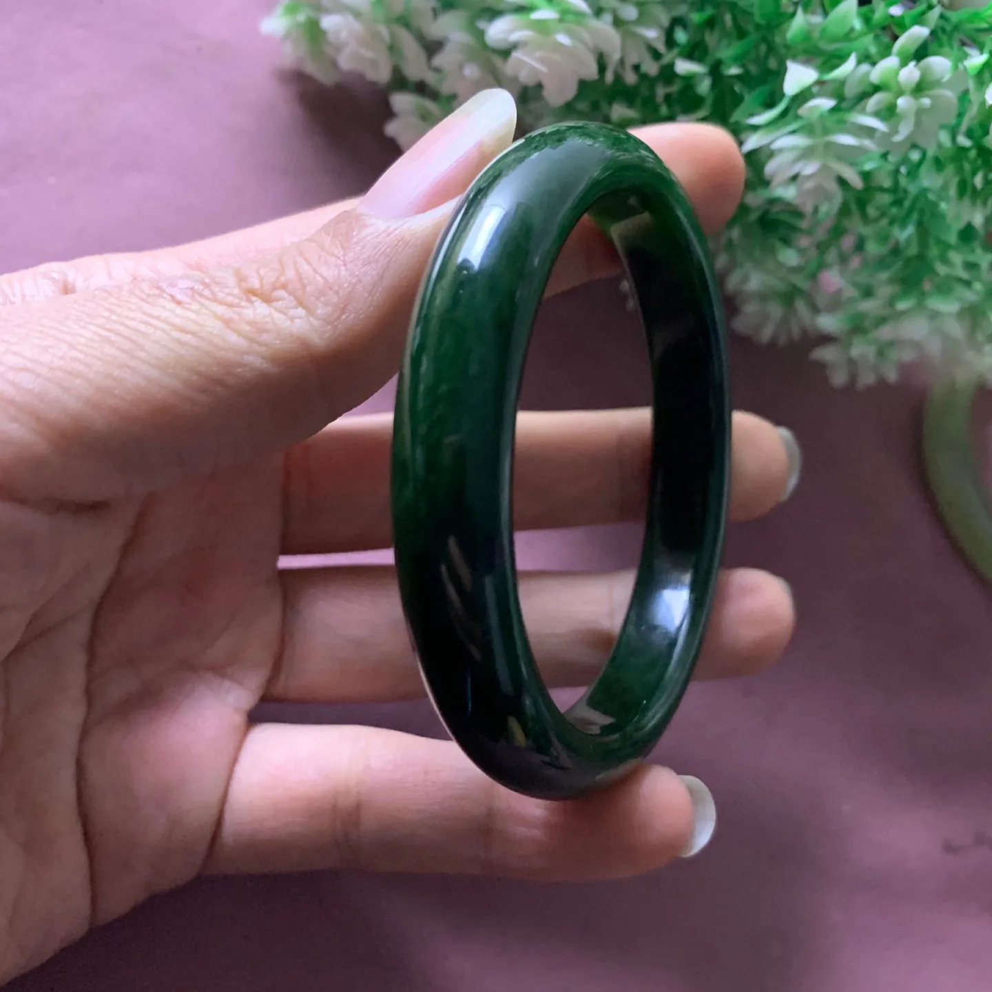 和田玉碧玉58.3圈口菠菜绿手镯，镯型古朴典雅。在诗情画意的雨巷相遇，你是我腕间的一抹风情，有你眸有深情.清风荡漾湖间静水，我愿俯身低眉，在烟波涟漪处寻