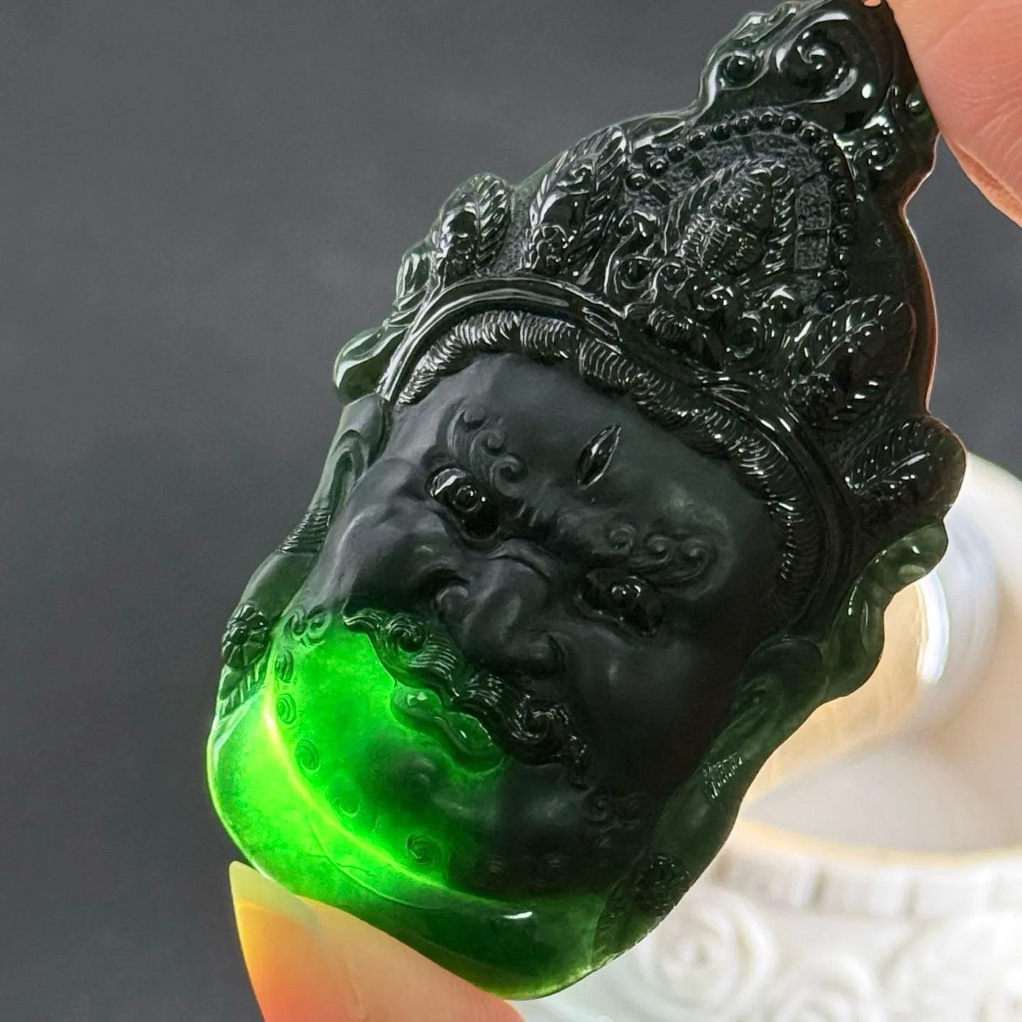 精品墨翠黄财神 种好色正 黑度极好 打灯通透 油性十足 61.1