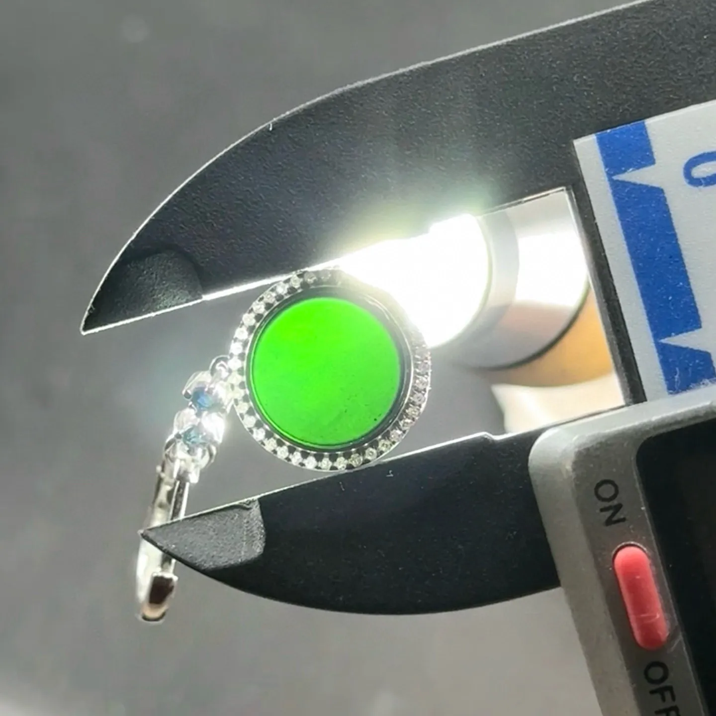 精品18k墨翠圆片耳坠 种好色正 黑度极好 打灯通透 油性十足 尺寸12.2