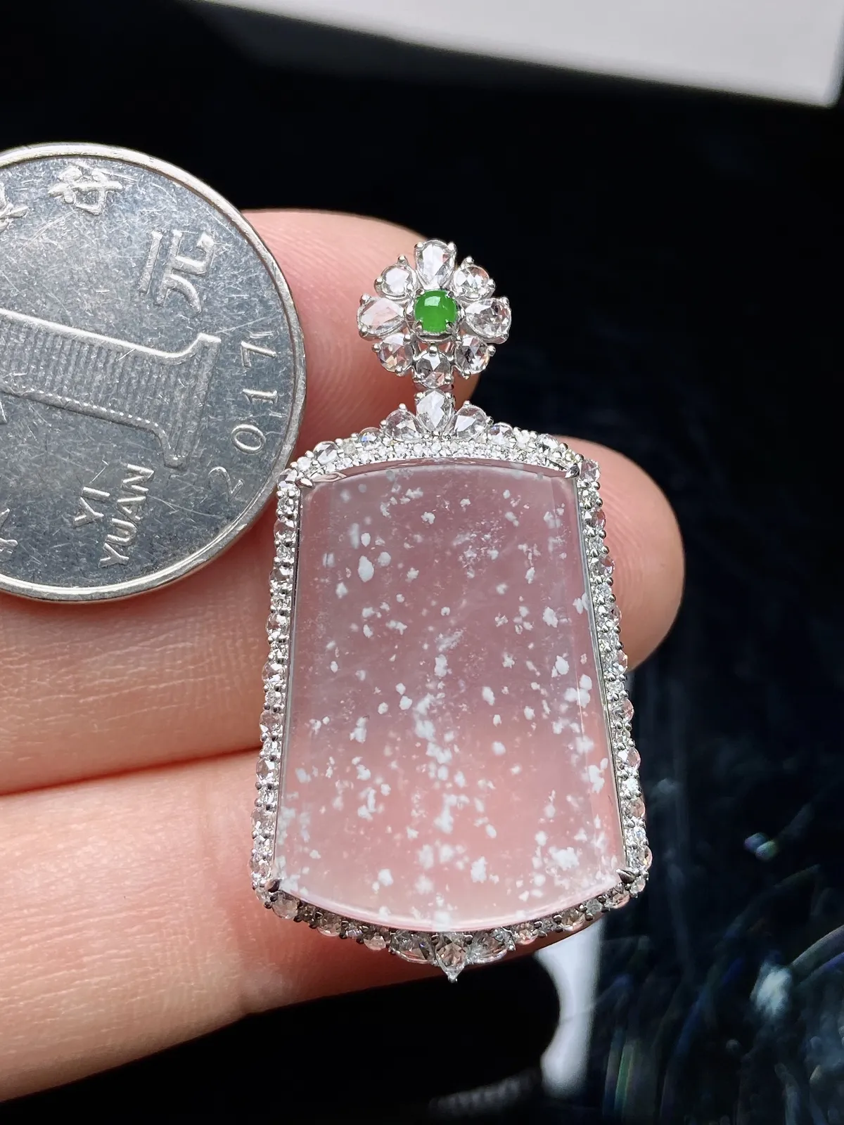 冰种雪花棉无事牌吊坠，18k金镶嵌，冰冰润润，玉质细腻，种水足，ych 尺寸37.8*21*8.6