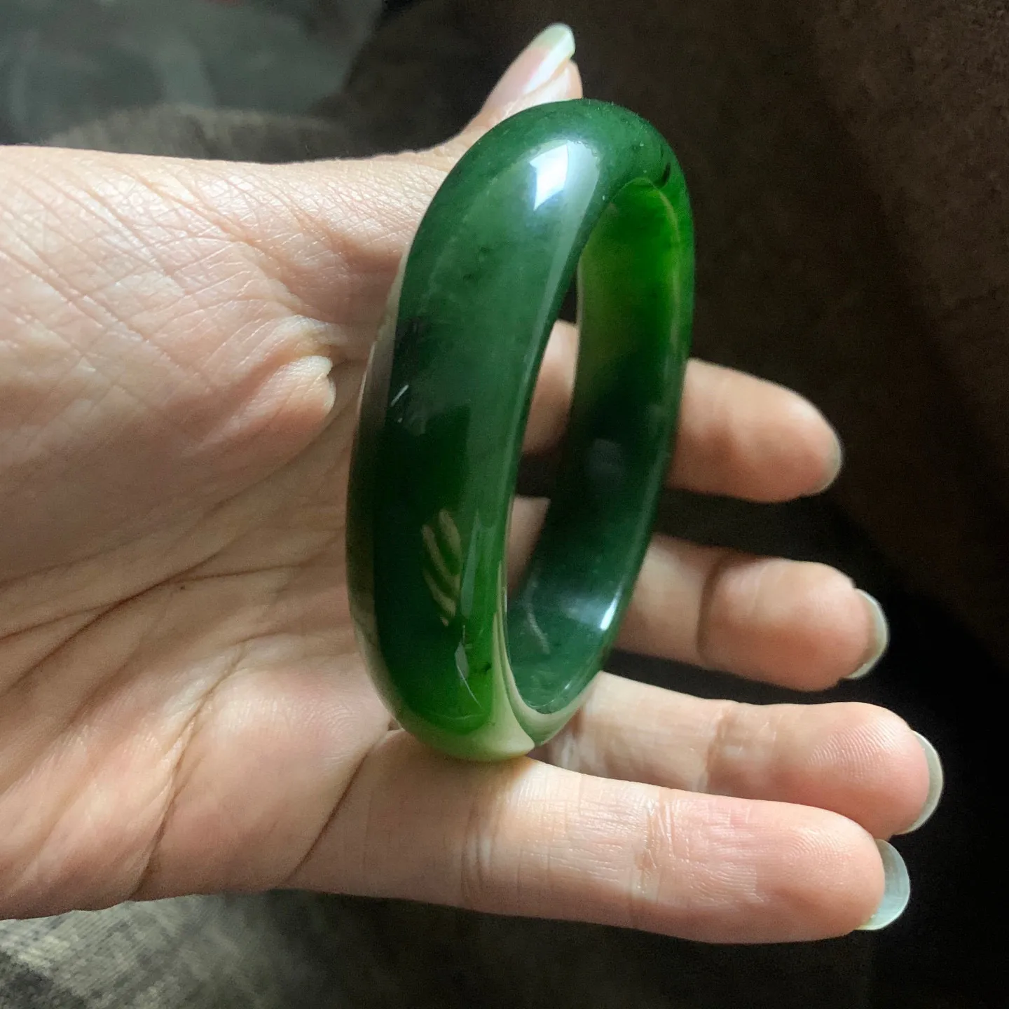 和田玉碧玉58圈口菠菜绿宽版手镯【挽间柔情】，镯型古朴典雅。在诗情画意的雨巷相遇，你是我腕间的一抹风情，有你眸有深情.清风荡漾湖间静水，我愿俯身低眉，在烟波涟漪处寻