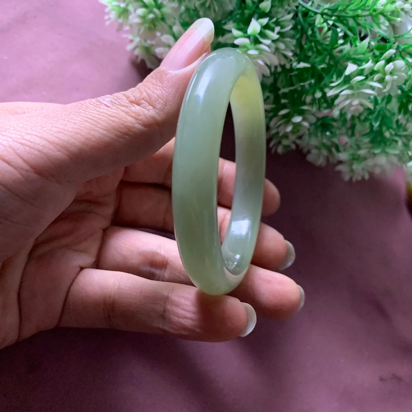 和田玉56.5圈口糖料手镯【挽间柔情】，镯型古朴典雅。在诗情画意的雨巷相遇，你是我腕间的一抹风情，有你眸有深情.清风荡漾湖间静水，我愿俯身低眉，在烟波涟漪处寻