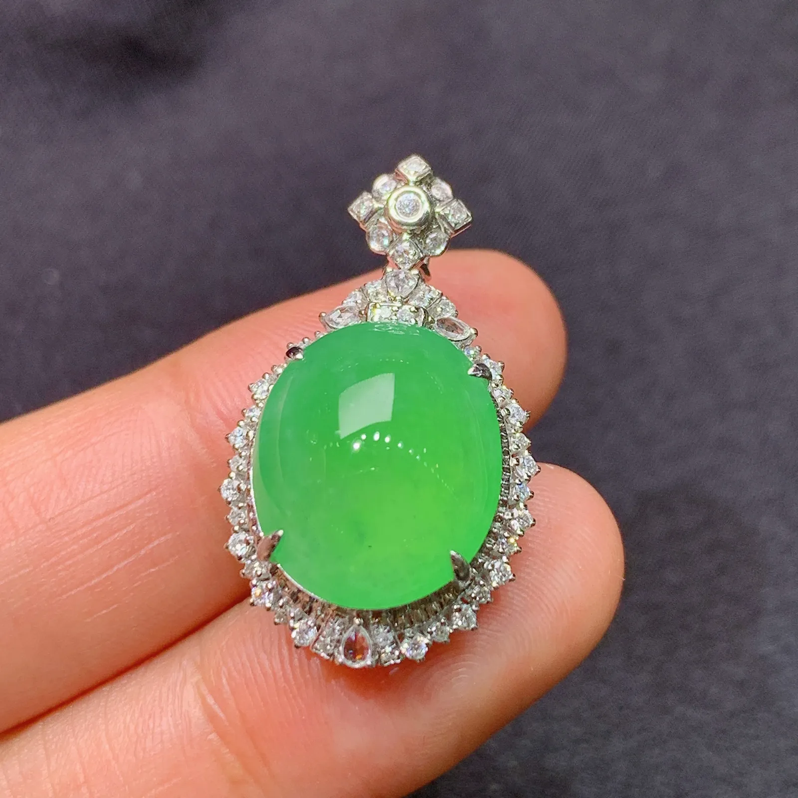 冰种甜绿蛋面吊坠，18k金镶嵌，冰润色阳，玉质细腻，种水足，Fj 尺寸28.1*16.6*11.1