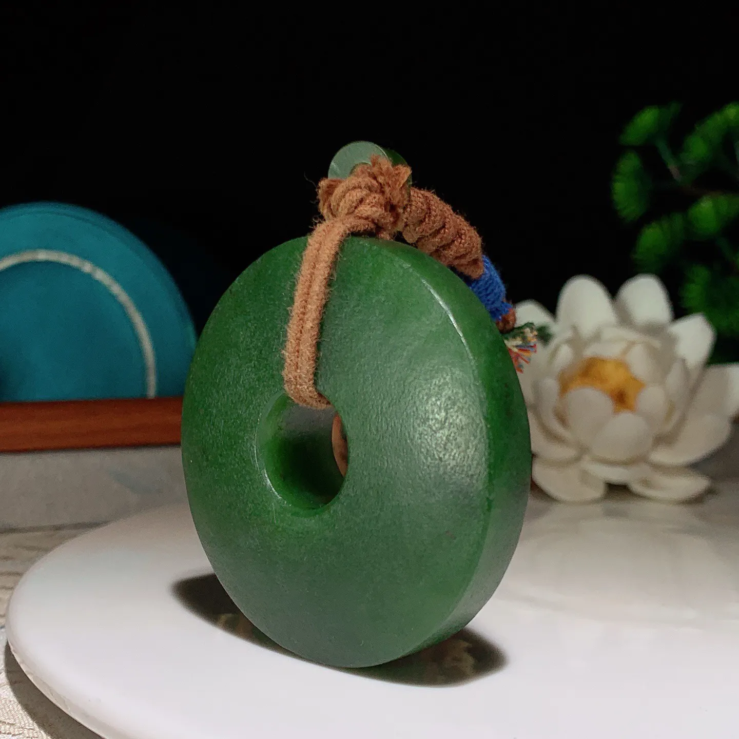 和田玉菠菜绿俄罗斯碧玉平安扣挂件。尺寸50/13重69.5克 玉质细腻油润 底色纯净 脂粉好，品质好