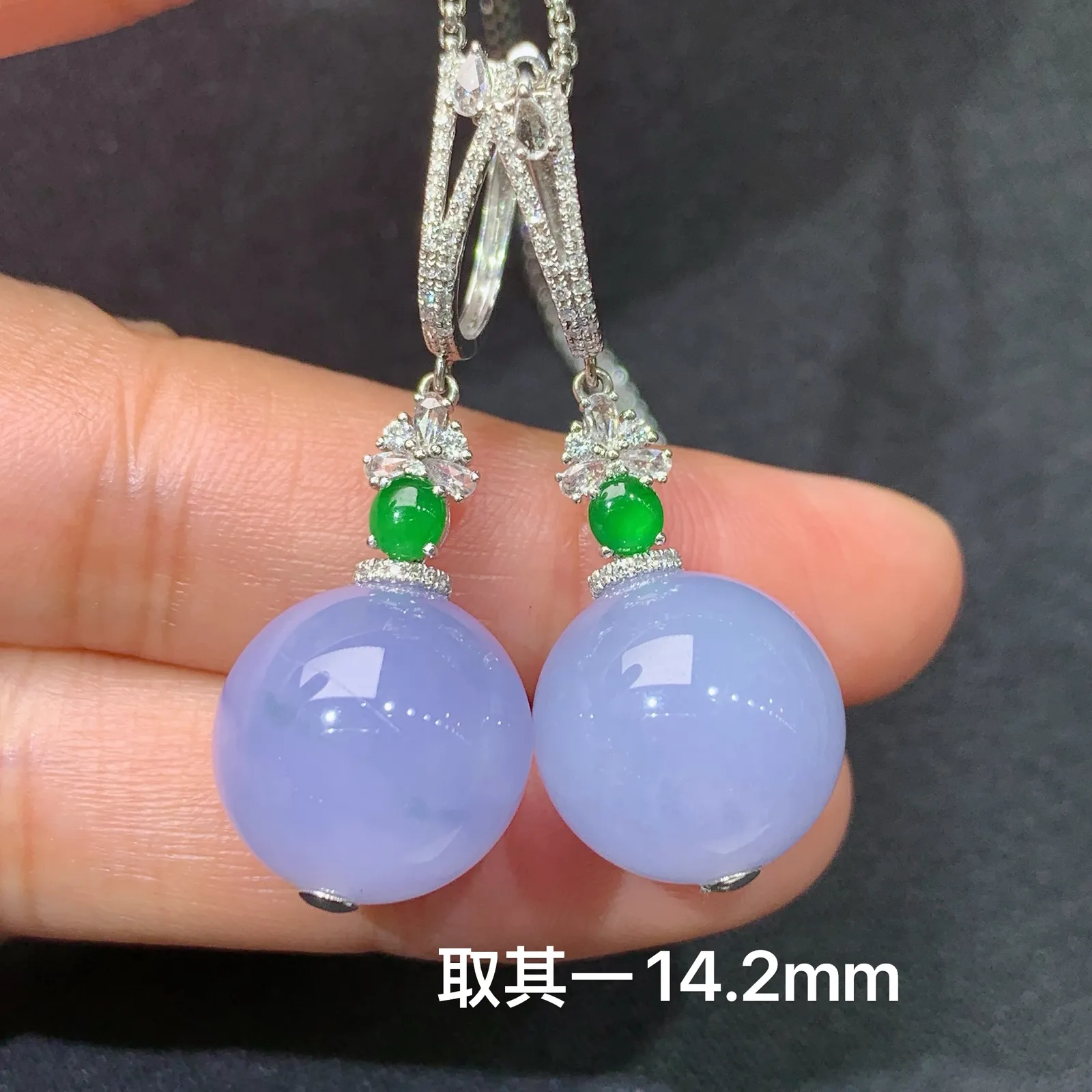 紫罗兰圆珠耳坠，18k金镶嵌，温润细腻，颜色鲜艳，Hl 直径14.2