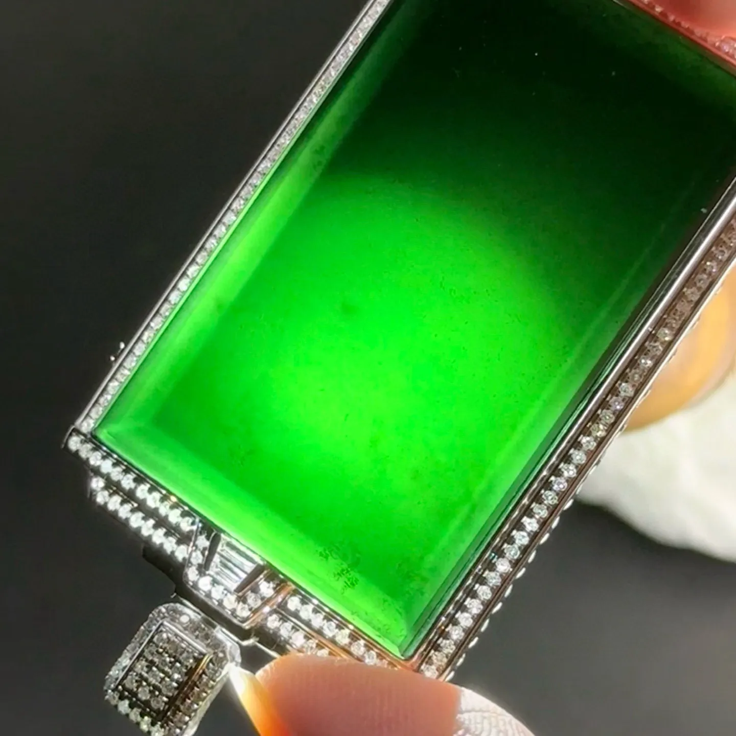 精品墨翠无事牌 种好色正 黑度极好 打灯通透 油性十足  尺寸61.7