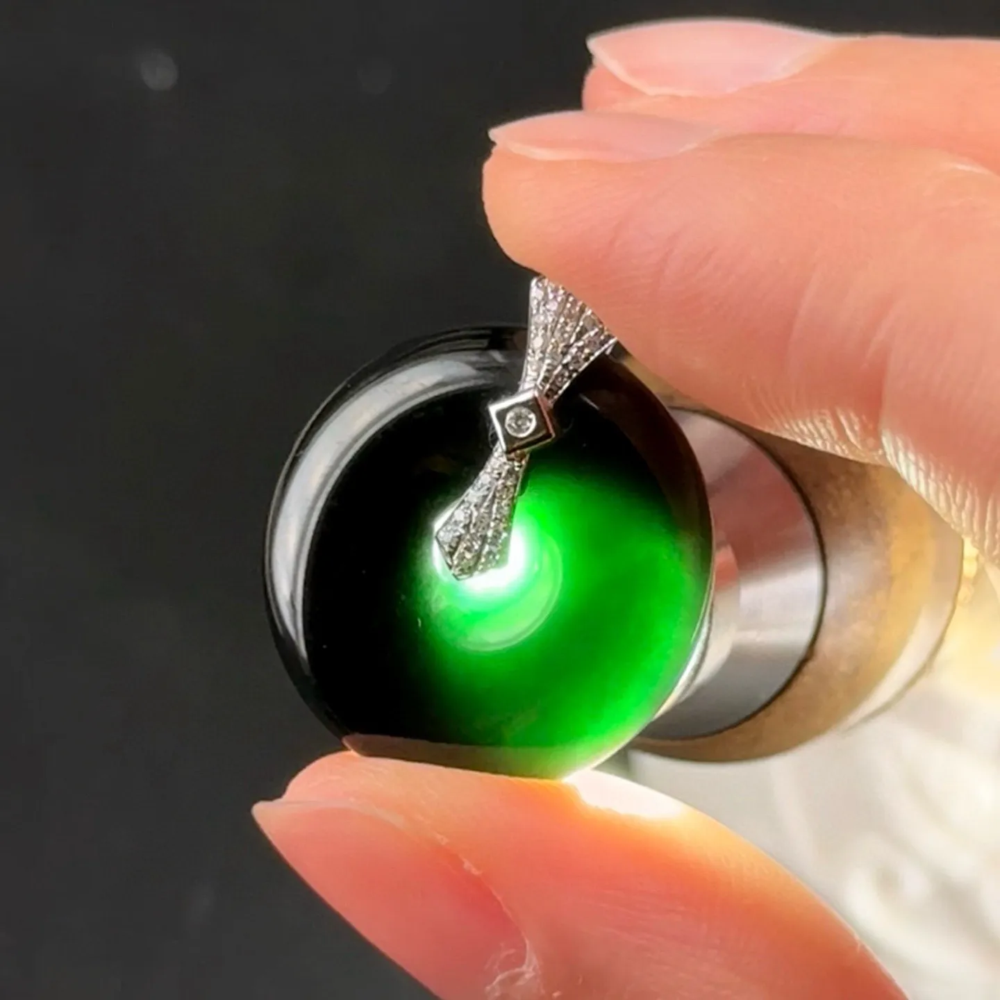 精品18k墨翠平安扣吊坠 种好色正 黑度极好 打灯通透 油性十足  尺寸25.1