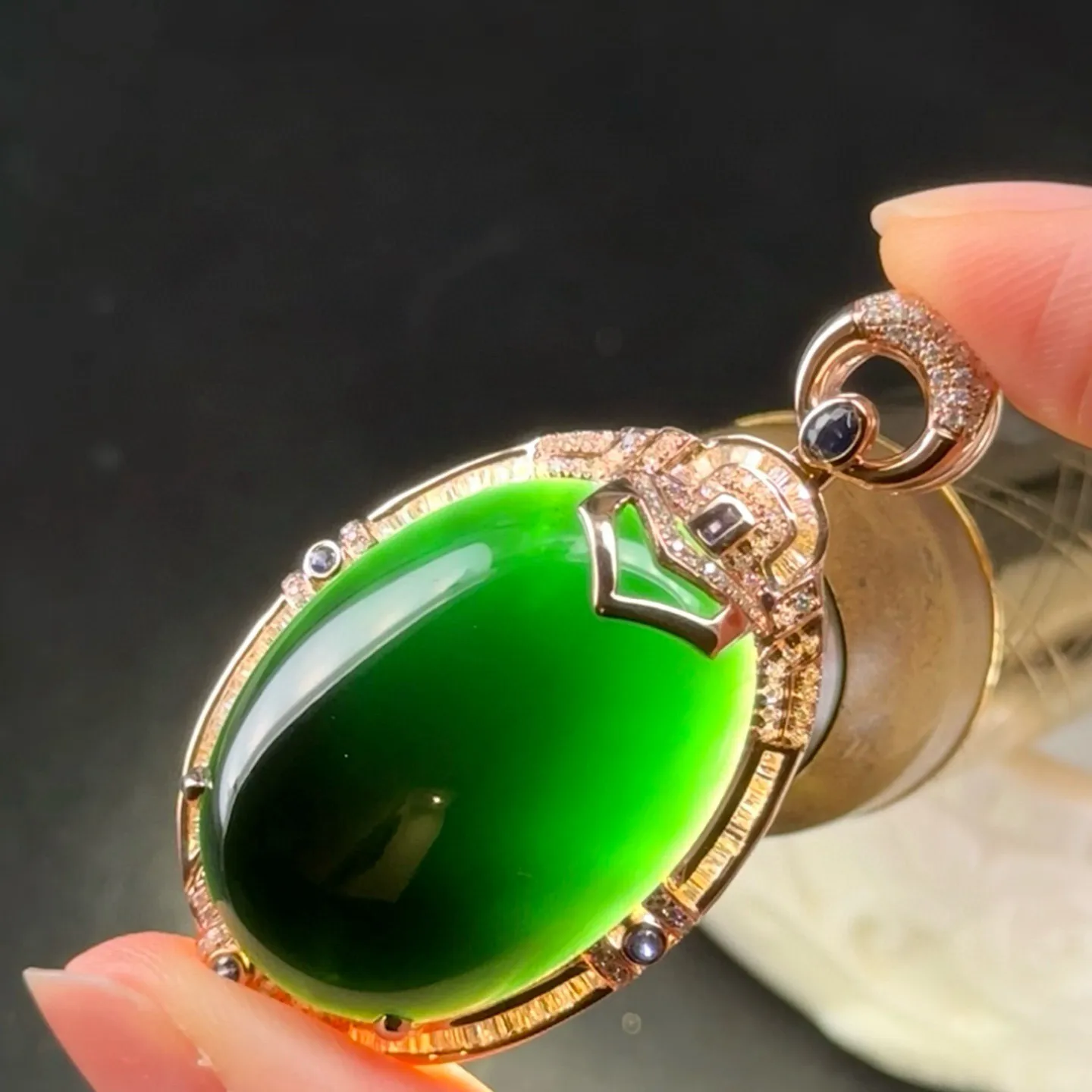 18k墨翠蛋面吊坠 种好色正 黑度极好 打灯通透 油性十足 尺寸47.3