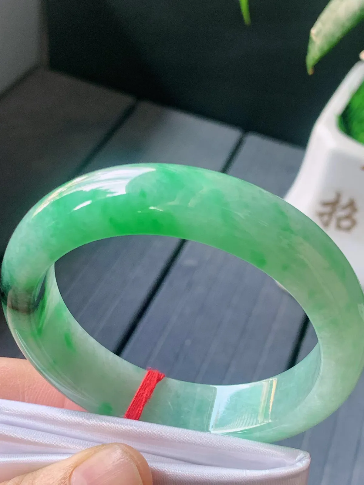 【翡翠名称】老坑种绿飘花55.3正圈口手镯
【翡翠尺寸】55.3/13.8/8.7mm适合54-56