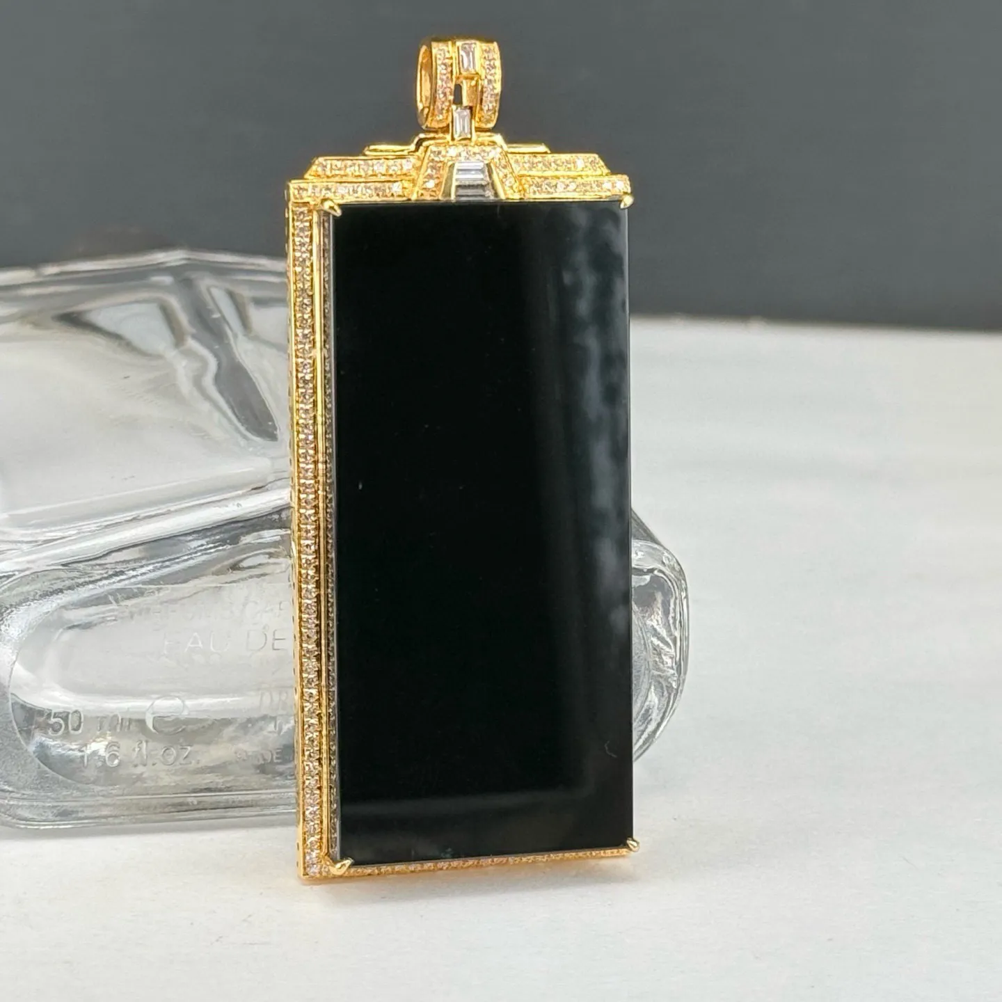 精品18k墨翠无事牌 种好色正 黑度极好 打灯通透 油性十足 尺寸62