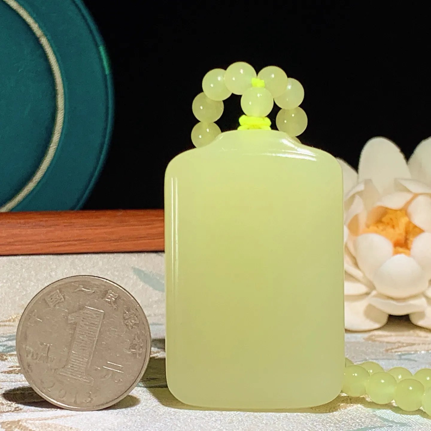 新疆和田玉若羌黄口料平安无事牌挂件。尺寸52/33/10重85.5克 玉质细腻油润 底色纯净 脂粉好，品质好。lt260112