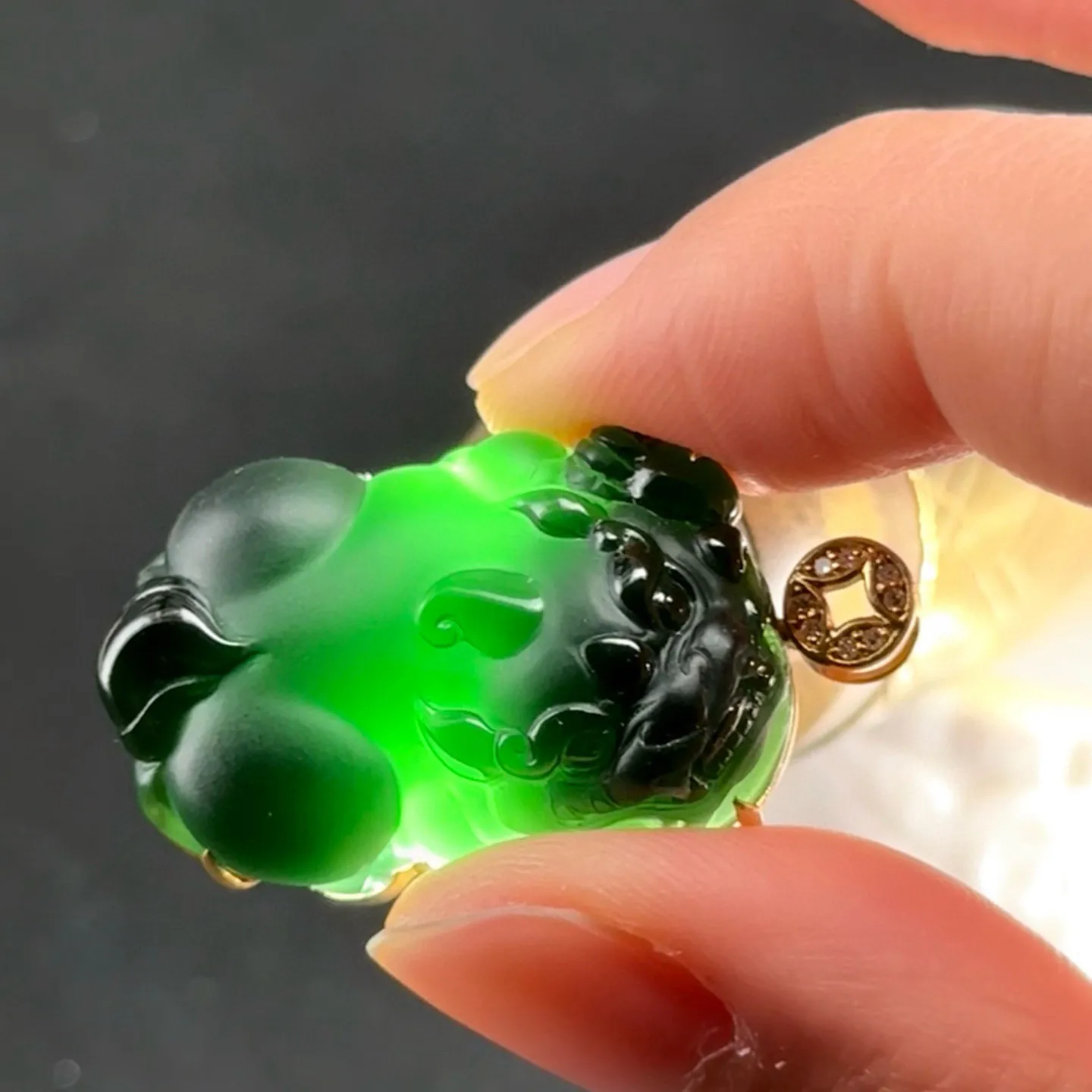 墨翠貔貅吊坠 种好色正 黑度极好 打灯通透 油性十足  尺寸33.7