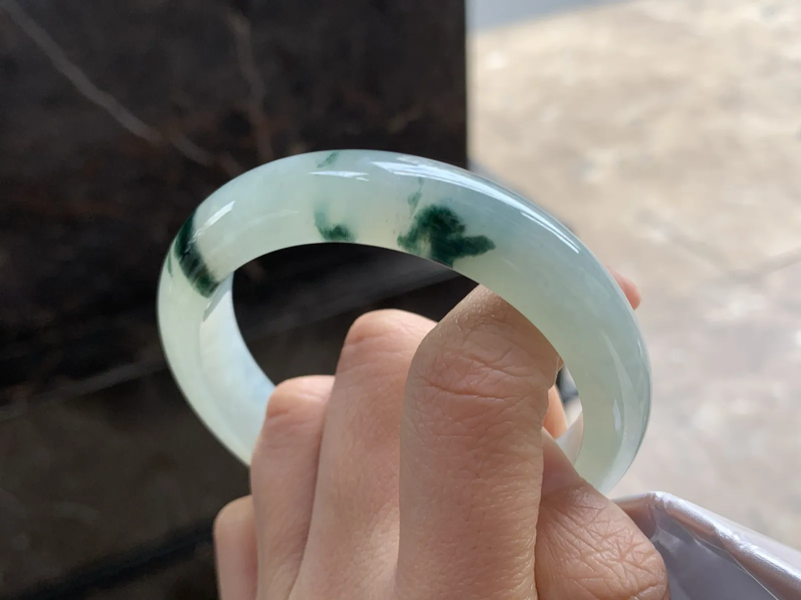 56.5-12.8-8.6

蓝花手镯^_^玉质温润