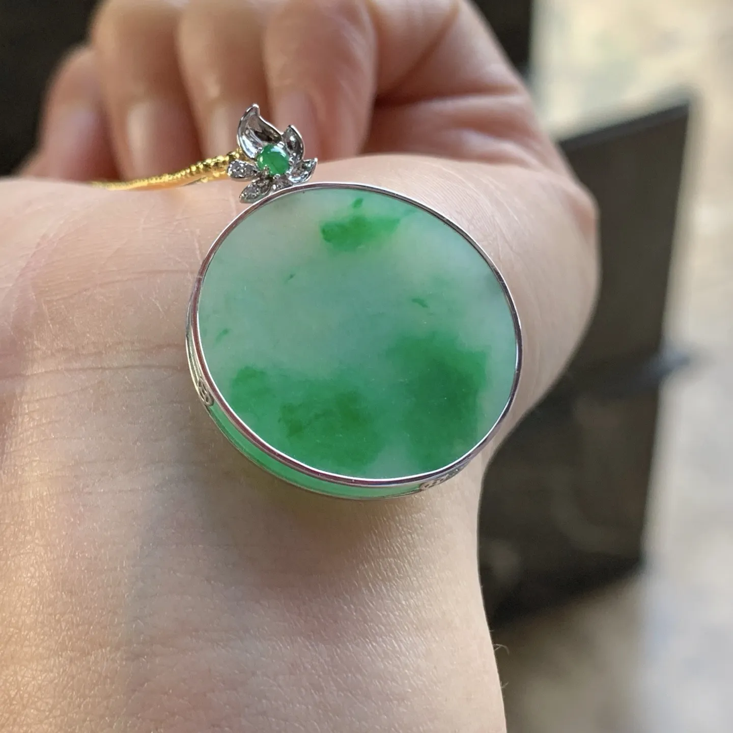 金镶嵌绿色圆牌^_^鲜艳