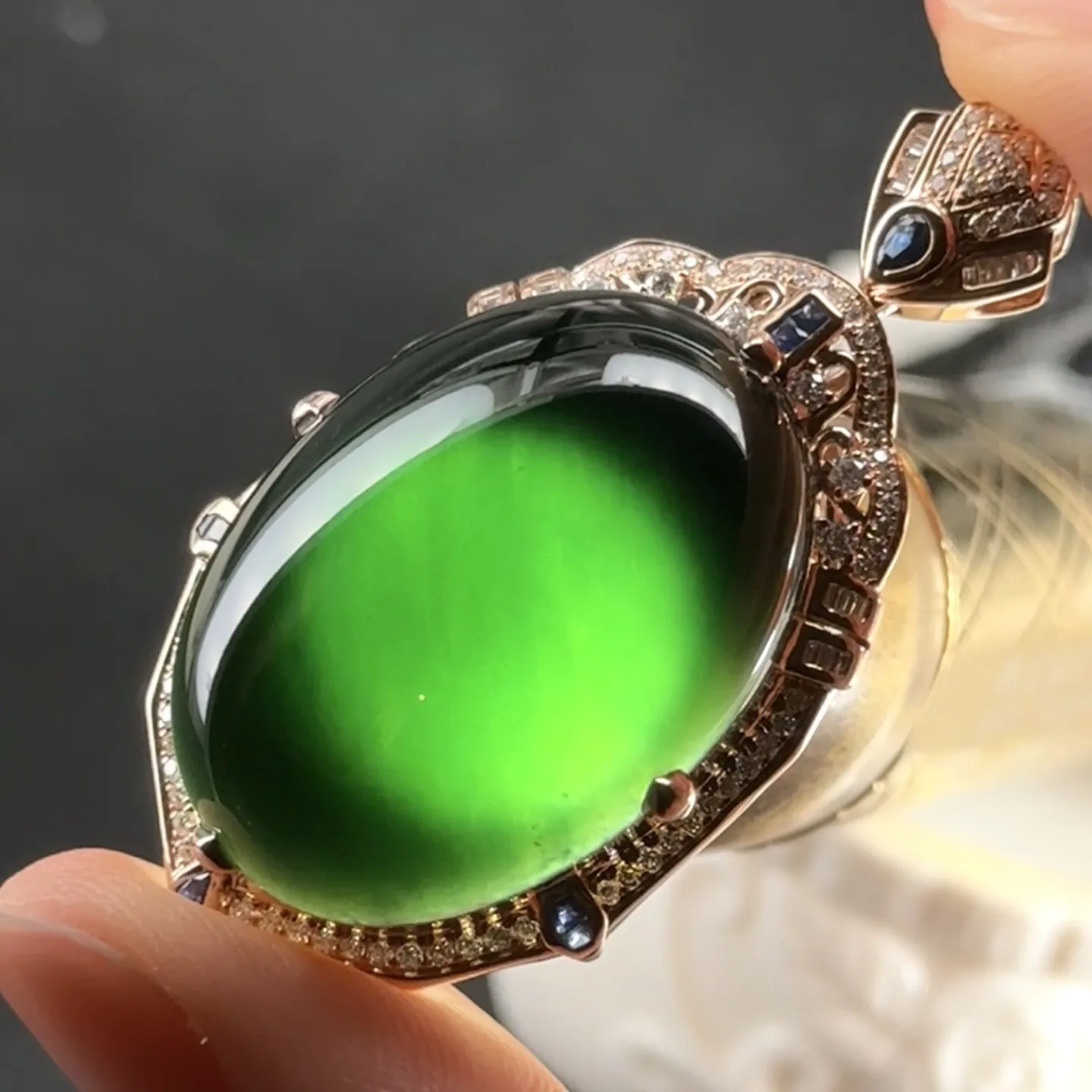 精品18k墨翠蛋面吊坠 种好色正 黑度极好 打灯通透 尺寸47