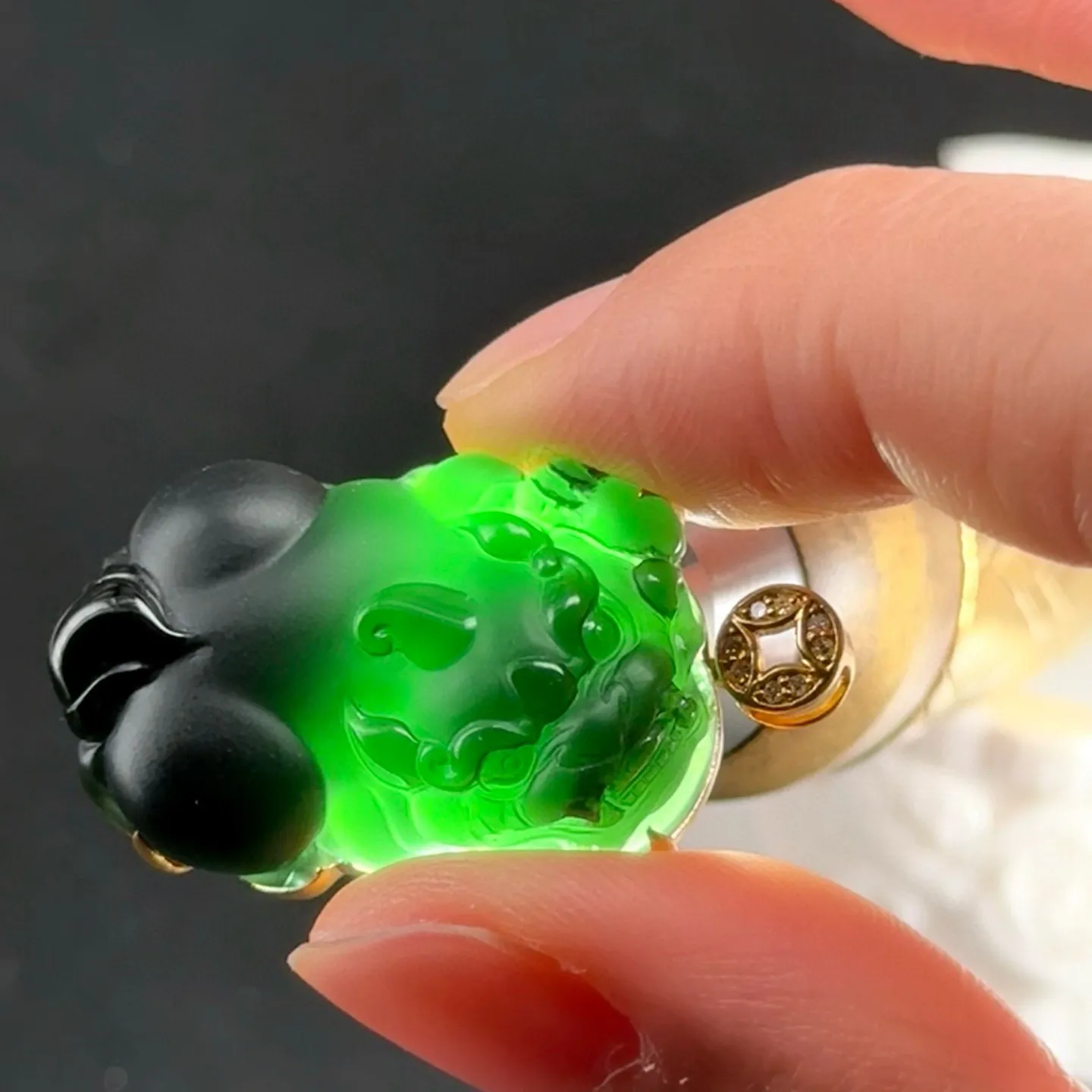 墨翠貔貅吊坠 种好色正 黑度极好 打灯通透 油性十足  尺寸33.7