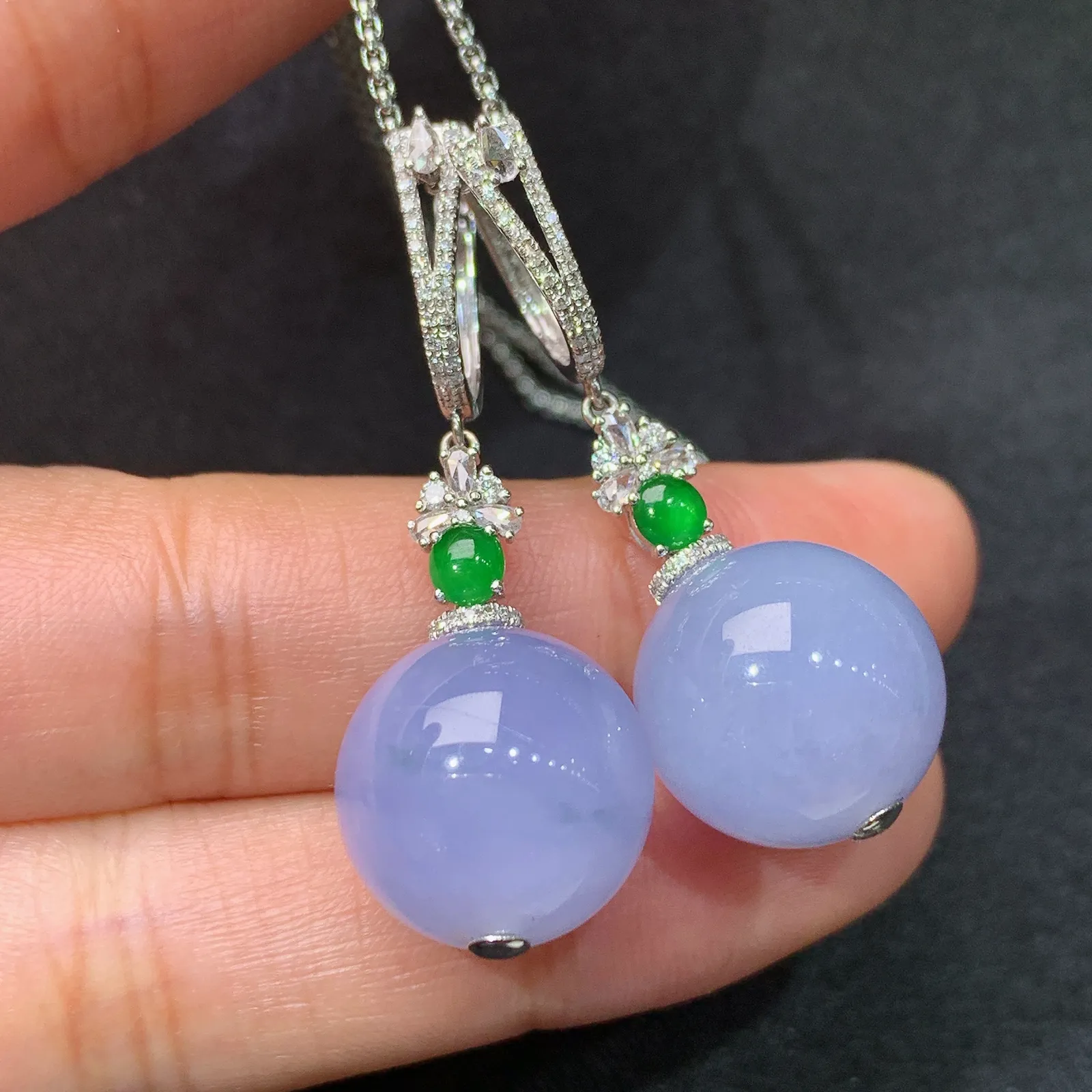 紫罗兰圆珠耳坠，18k金镶嵌，温润细腻，颜色鲜艳，Hl 直径14.2