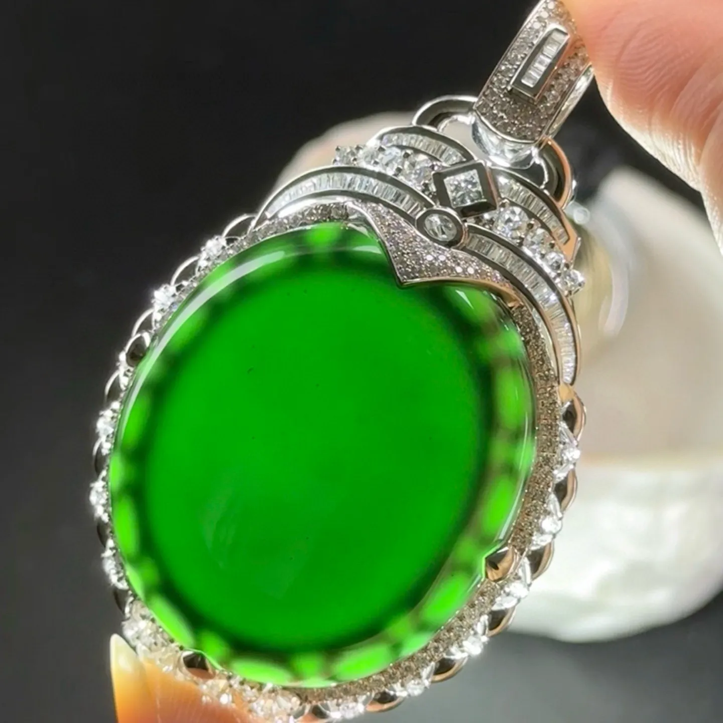 豪镶墨翠蛋面吊坠 种好色正 黑度极好 打灯通透 油性十足 尺寸62.3