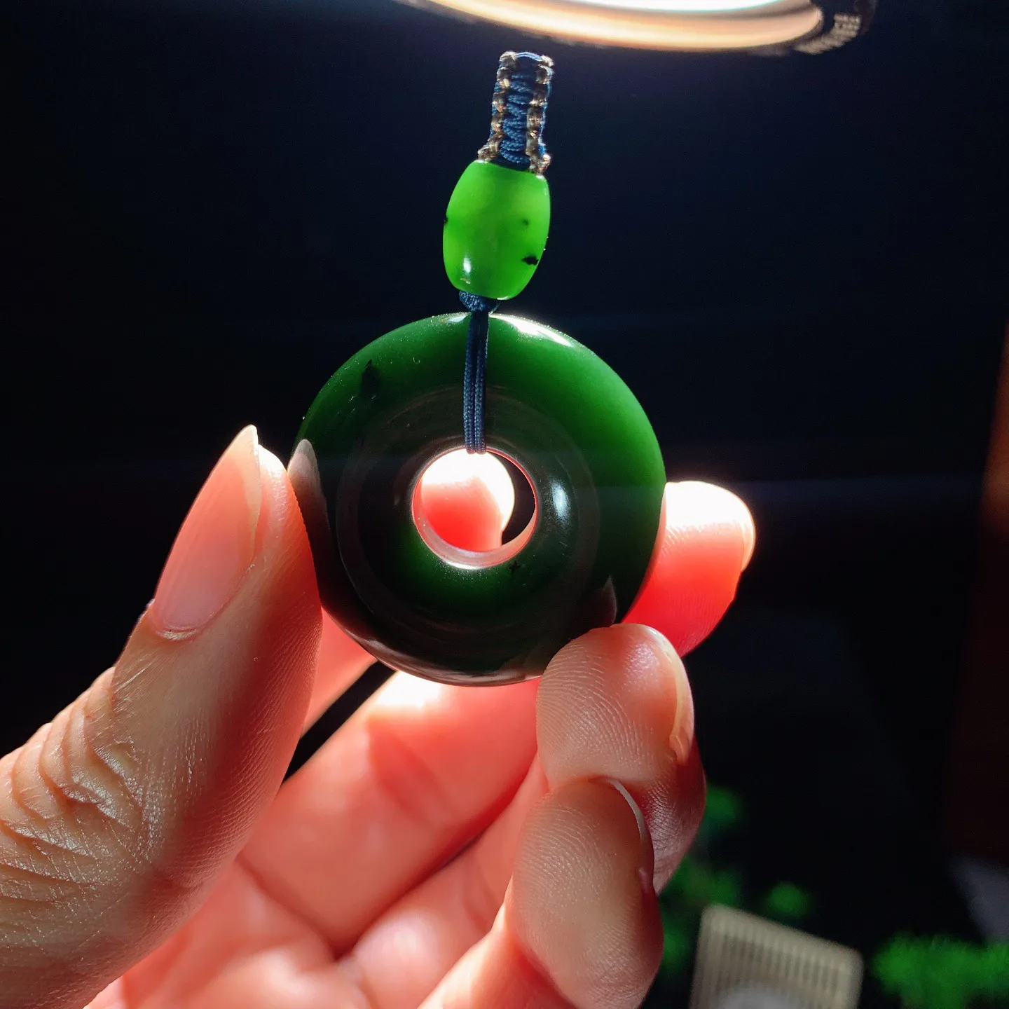 和田玉菠菜绿俄罗斯碧玉怀古平安扣挂件。尺寸29/10重17克 玉质细腻油润 底色纯净 脂粉好，品质好。lt250112