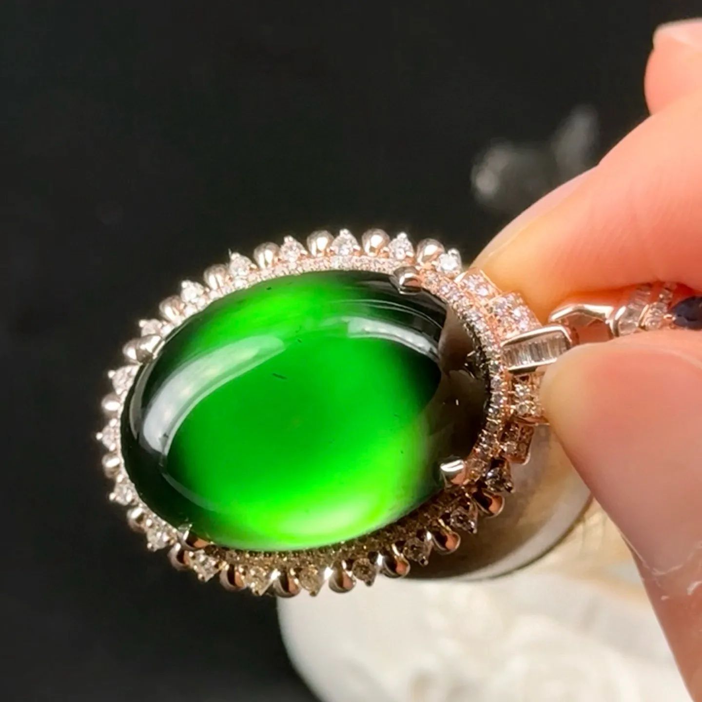 精品18k豪镶墨翠蛋面吊坠 种好色正 黑度极好 打灯通透 油性十足 尺寸39