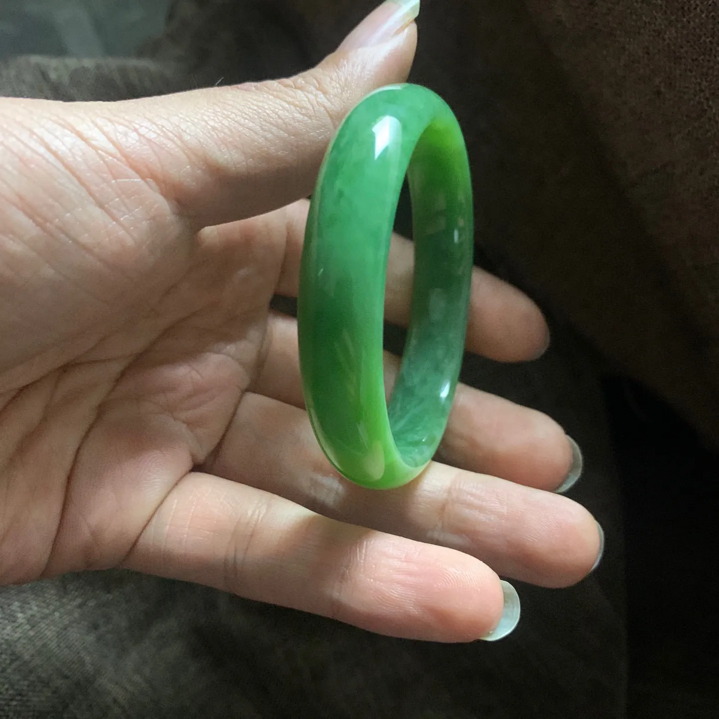 和田玉碧玉55圈口菠菜绿手镯【挽间柔情】，镯型古朴典雅。在诗情画意的雨巷相遇，你是我腕间的一抹风情，