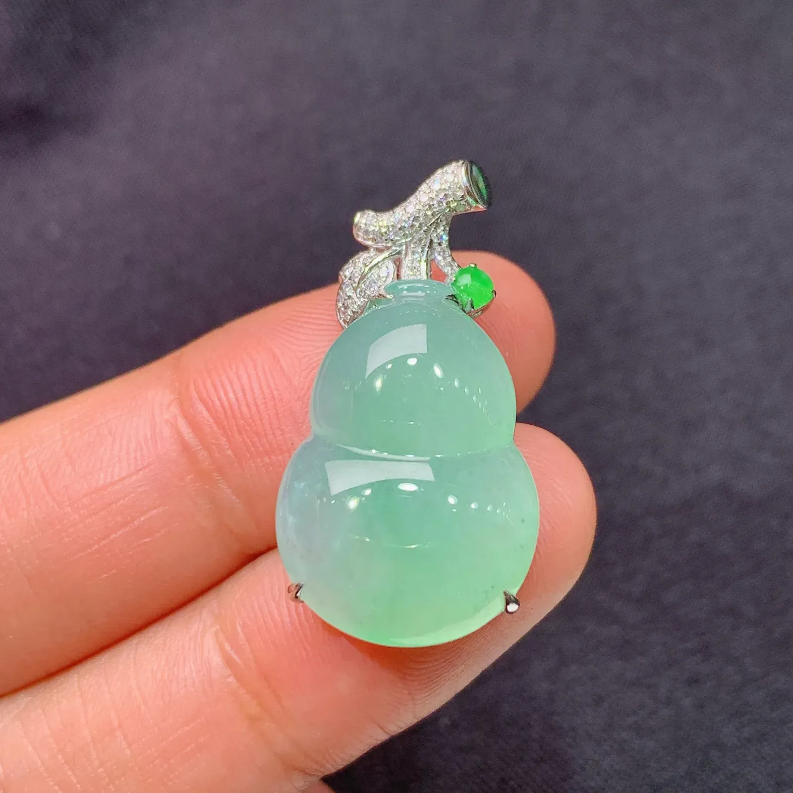 果绿葫芦吊坠，18k金镶嵌，冰润饱满，玉质细腻，种水足，Fc 尺寸28.5*14.9*7.2