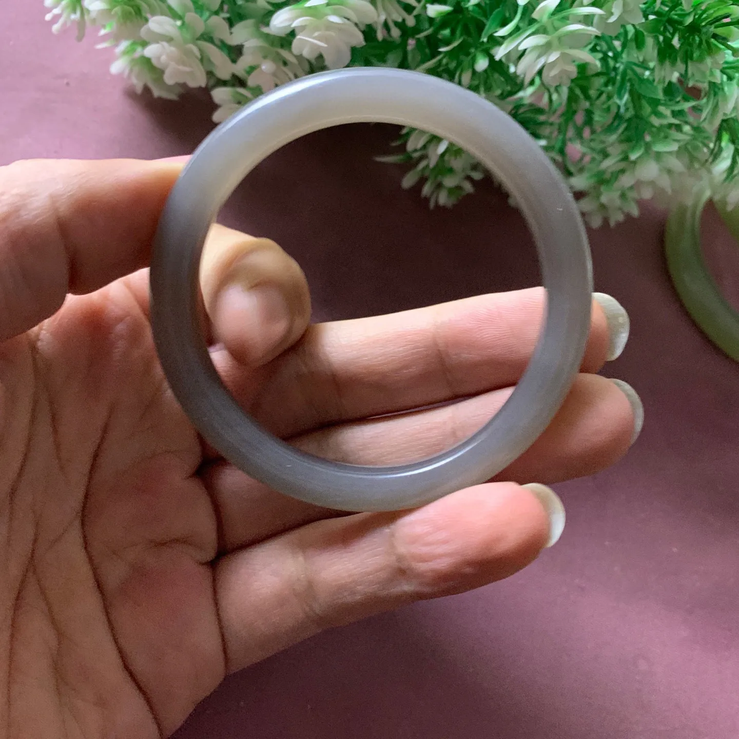 和田玉51圈口紫罗兰手镯【挽间柔情】，高冰晴水手镯，镯型古朴典雅。在诗情画意的雨巷相遇，你是我腕间的一抹风情，有你眸有深情.清风荡漾湖间静水，我愿俯身低眉，在烟波涟漪处寻