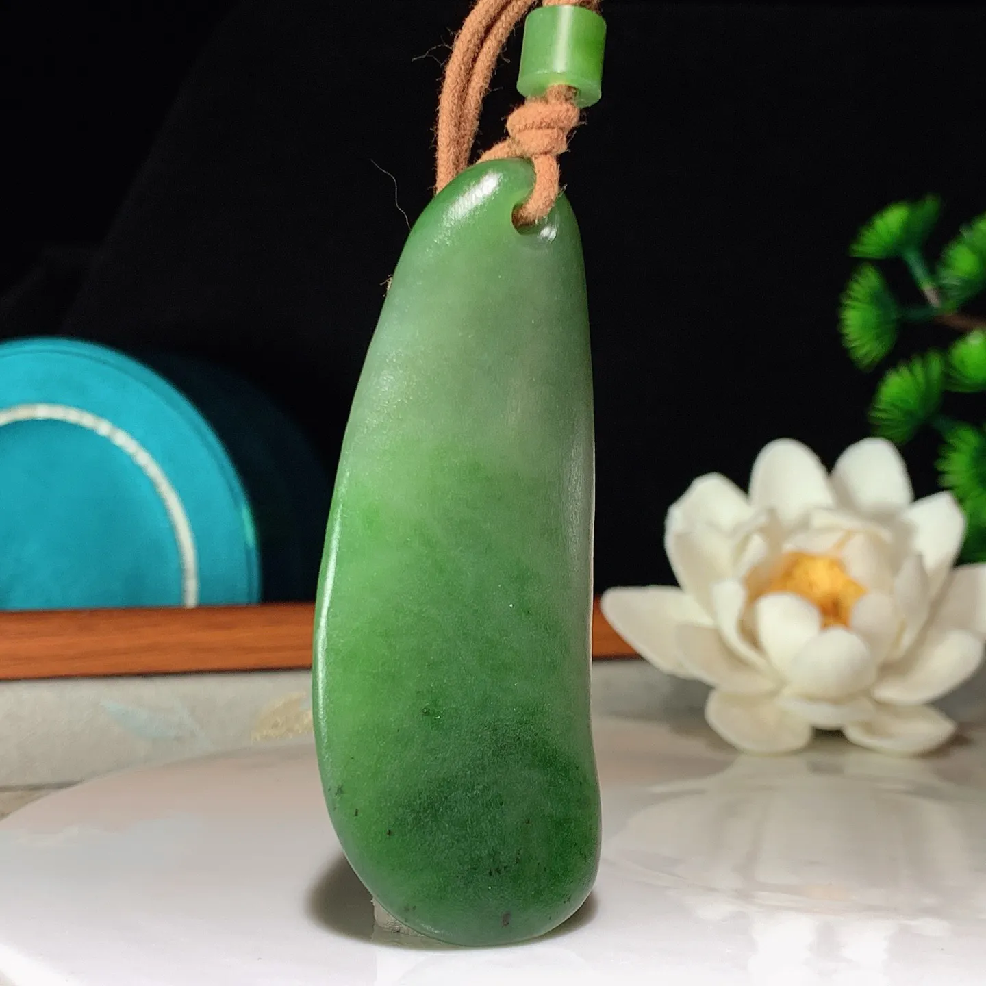 和田玉阳绿俄罗斯碧玉随型挂件。尺寸72/31/10重46克 玉质细腻油润 底色纯净 脂粉好，品质好。lt250112