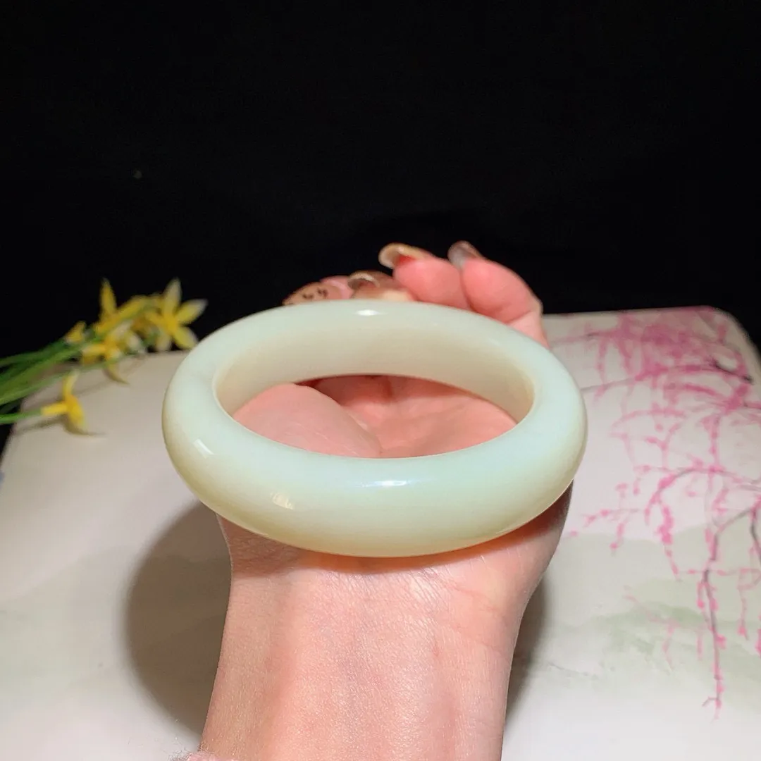 和田玉61圈口黄口料宽版手镯！玉质细腻油润 底色纯净 无裂无杂 脂粉好，品质好！