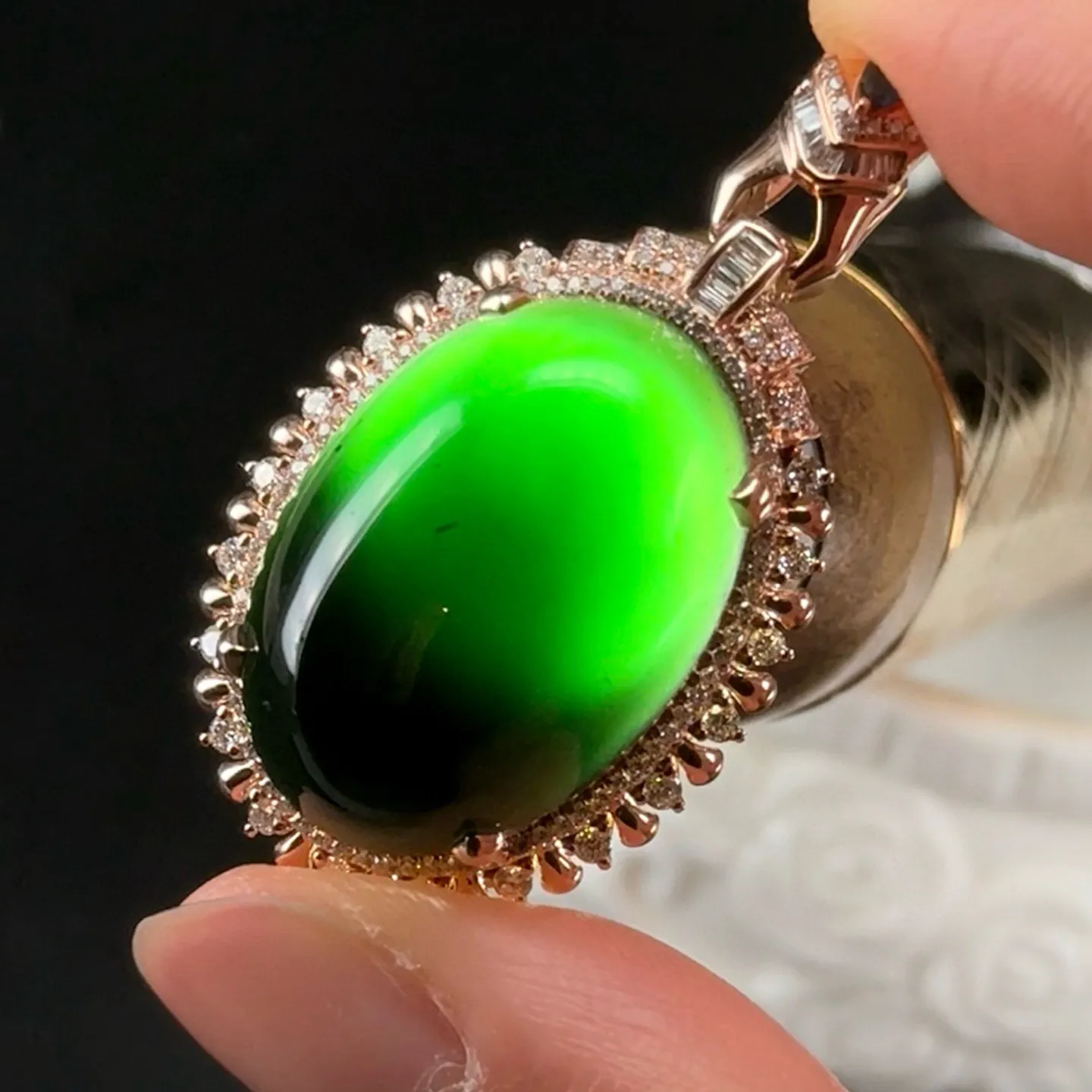 精品18k豪镶墨翠蛋面吊坠 种好色正 黑度极好 打灯通透 油性十足 尺寸39