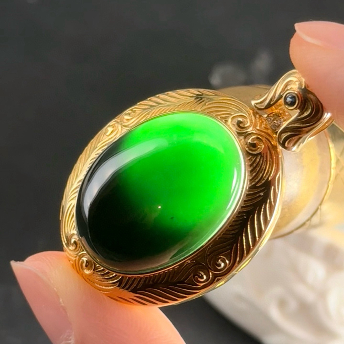 精品18k墨翠蛋面吊坠 种好色正 黑度极好 打灯通透 油性十足 尺寸40.1