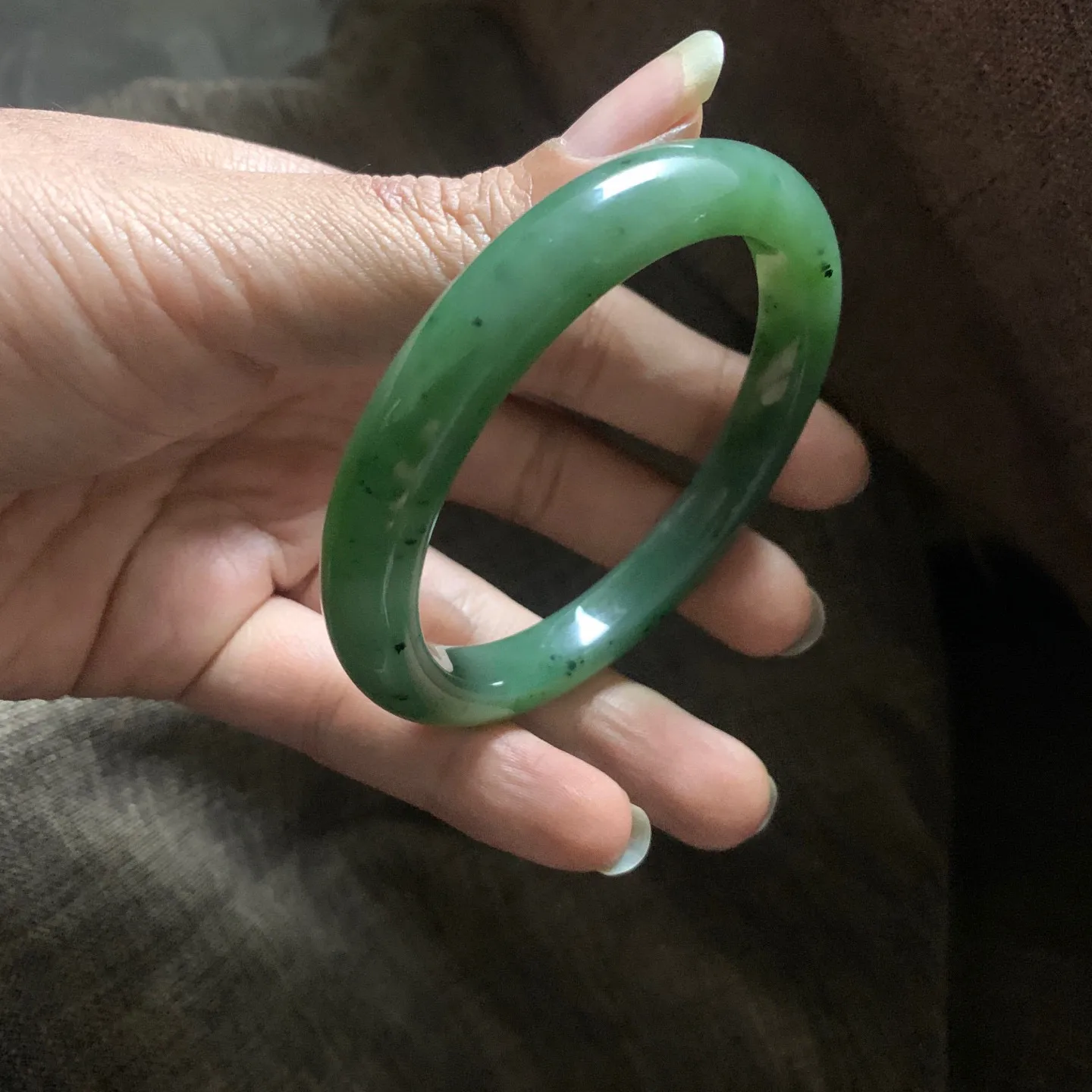 和田玉碧玉61.3圈口菠菜绿手镯【挽间柔情】，镯型古朴典雅。在诗情画意的雨巷相遇，你是我腕间的一抹风情，有你眸有深情.清风荡漾湖间静水，我愿俯身低眉，在烟波涟漪处寻