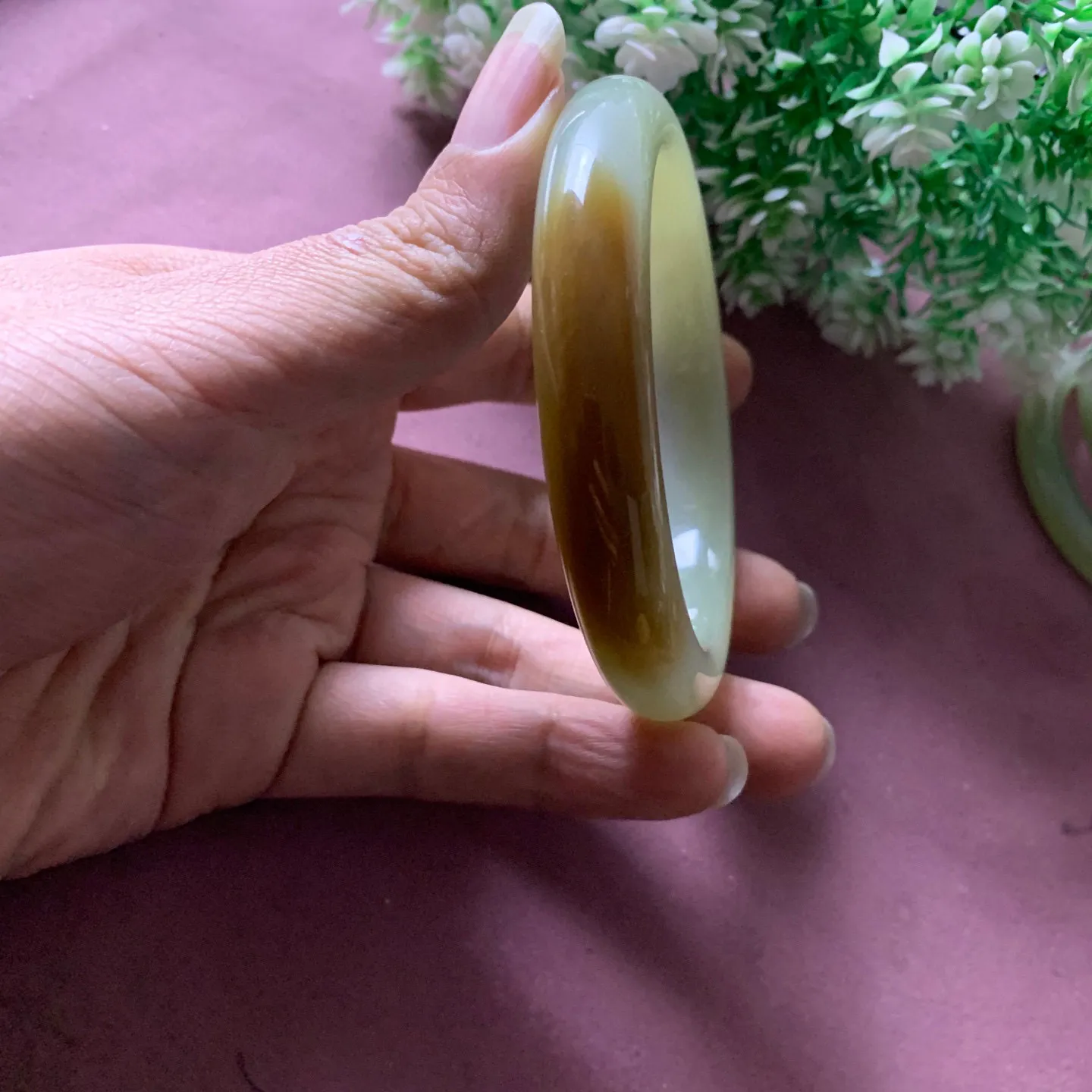 收藏款，和田玉62圈口且末糖料手镯【挽间柔情】，高冰晴水手镯，镯型古朴典雅。在诗情画意的雨巷相遇，你是我腕间的一抹风情，有你眸有深情.清风荡漾湖间静水，我愿俯身低眉，在烟波涟漪处寻