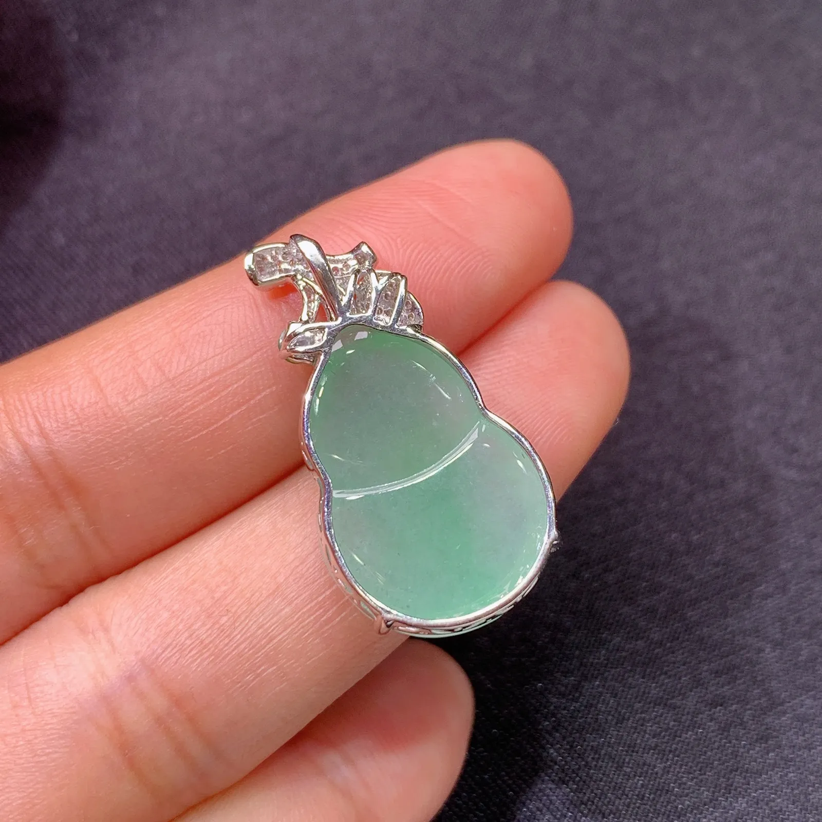 果绿葫芦吊坠，18k金镶嵌，冰润饱满，玉质细腻，种水足，Fc 尺寸28.5*14.9*7.2