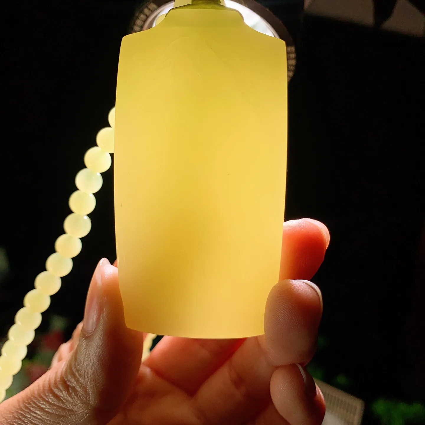 新疆和田玉若羌黄口料节节平安无事牌挂件。黄口料节节高升平安无事 尺寸68/35/10重96.6克 玉质细腻油润 底色纯净 脂粉好，品质好。lt260112