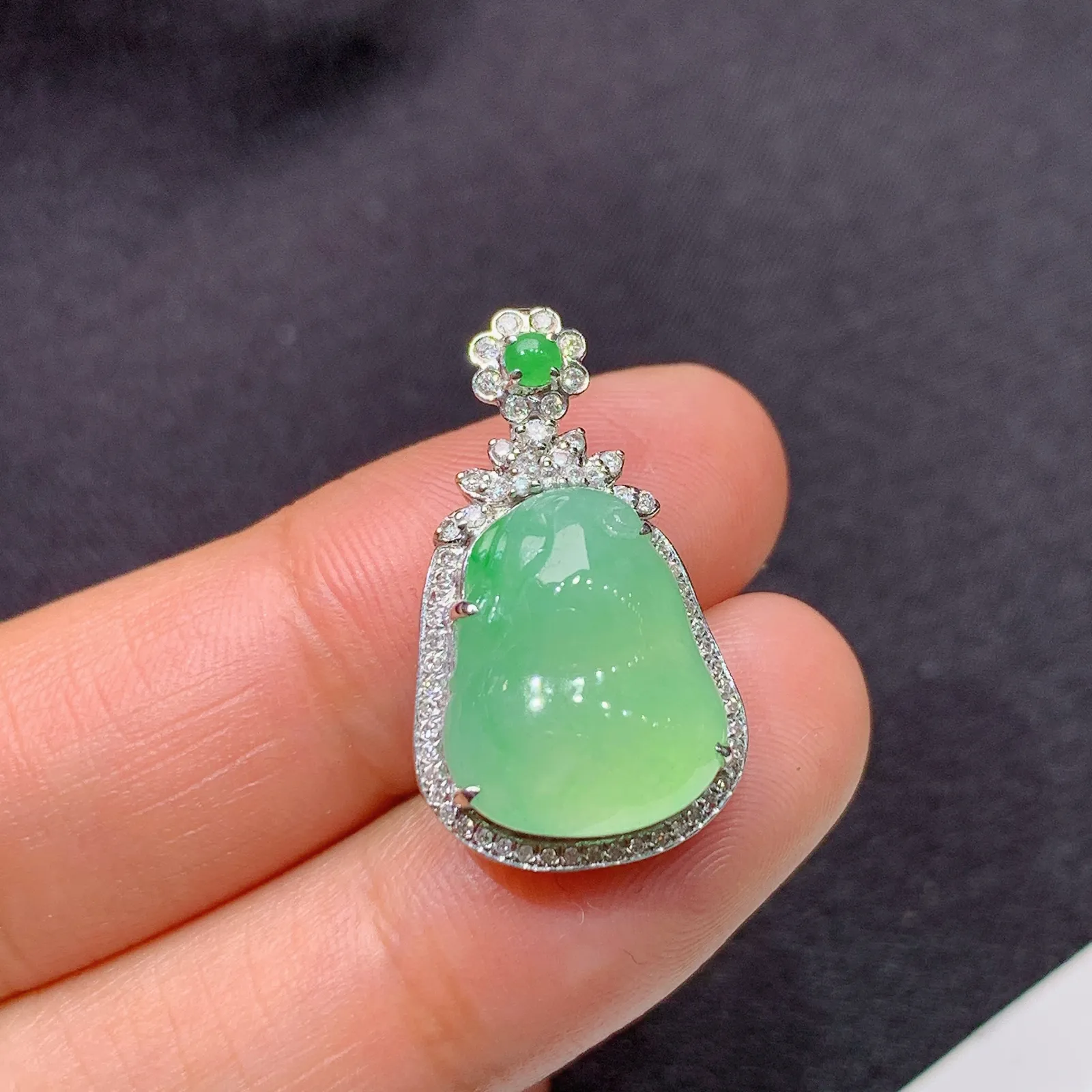 果绿福瓜吊坠，18k金镶嵌，冰润饱满，玉质细腻，种水足，Fj 尺寸24*13.9*8.3