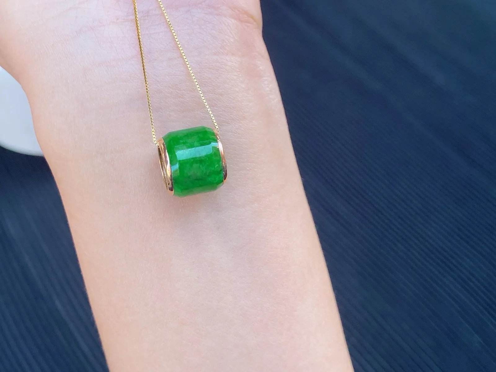 辣绿路路通吊坠 
翡翠色泽鲜亮，质地细腻，光泽感满满
路路通寓意财源滚滚、事事顺利
吊坠可自由滑动