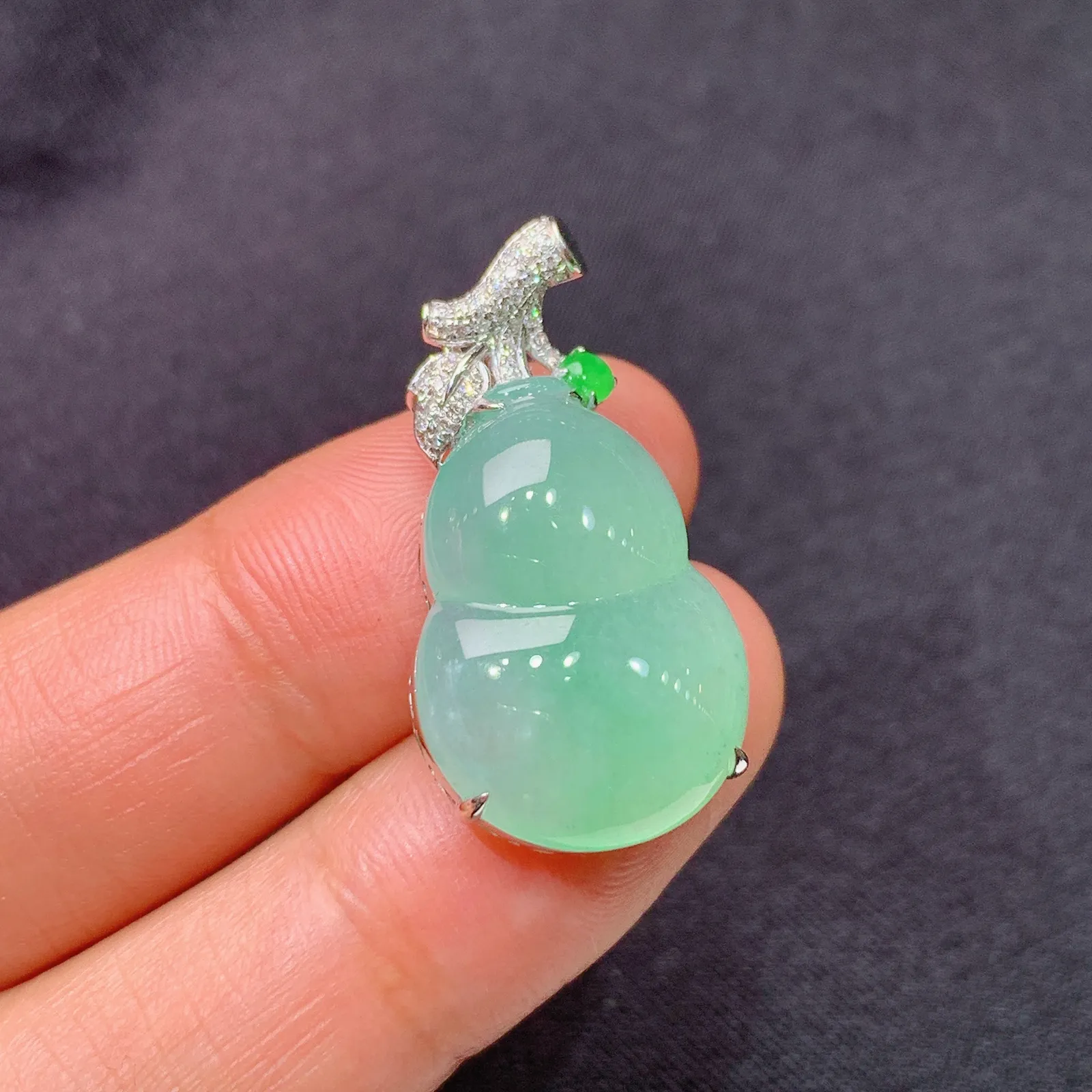 果绿葫芦吊坠，18k金镶嵌，冰润饱满，玉质细腻，种水足，Fc 尺寸28.5*14.9*7.2