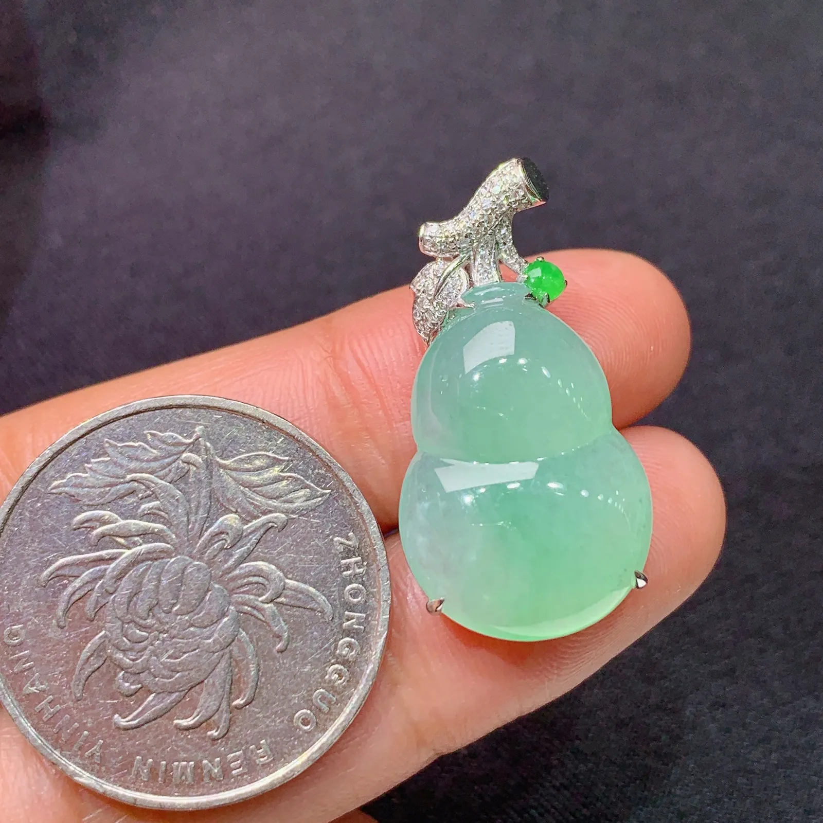 果绿葫芦吊坠，18k金镶嵌，冰润饱满，玉质细腻，种水足，Fc 尺寸28.5*14.9*7.2