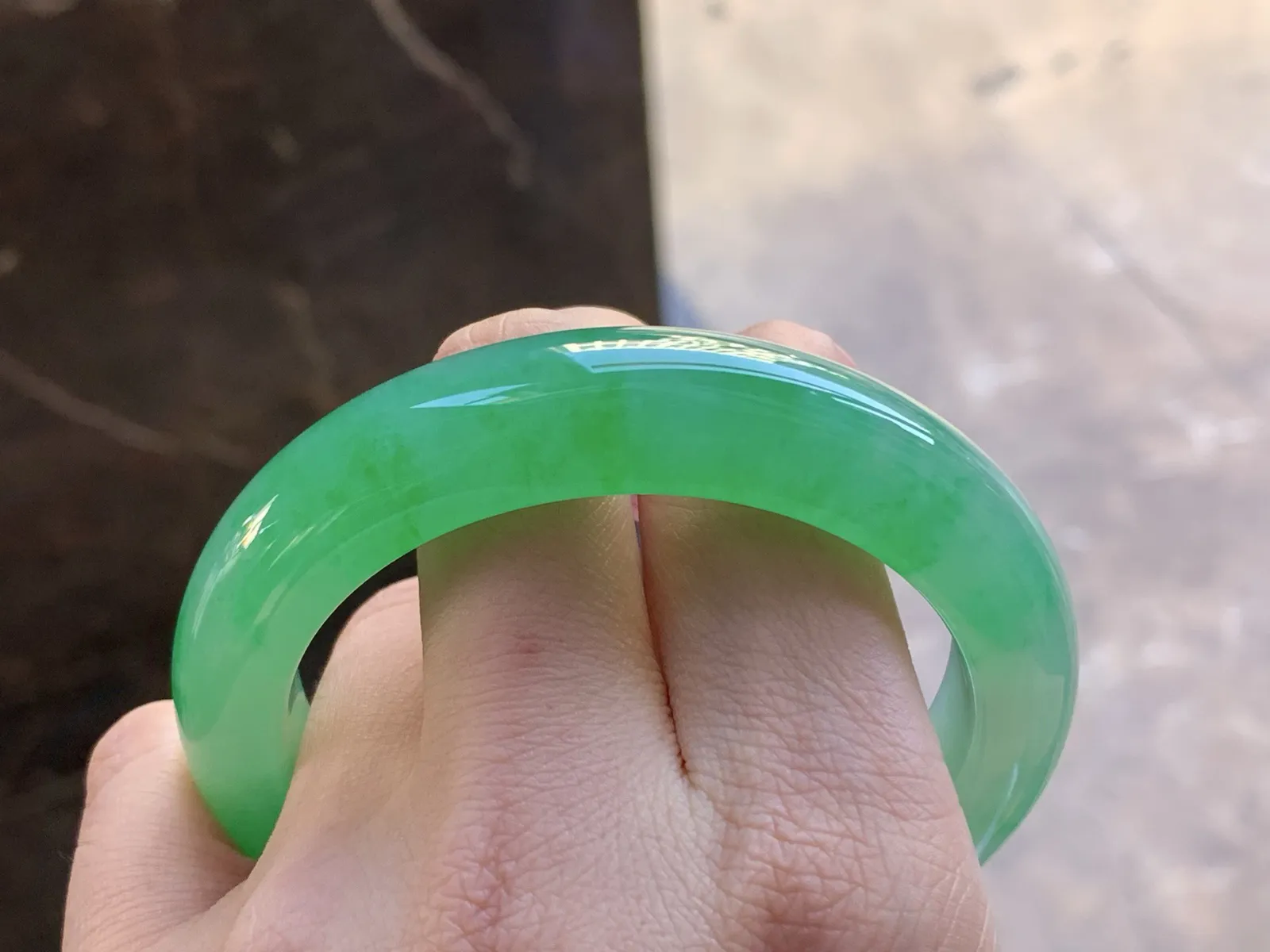 57.5-13.5-10

糯冰飘阳绿手镯^_^
种好水润