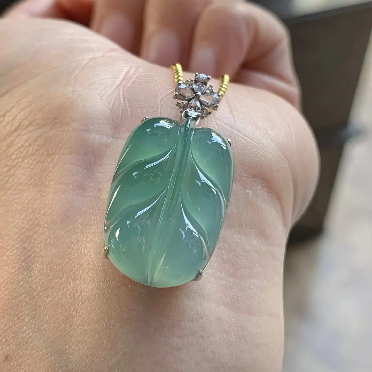 金钻镶嵌冰蓝叶子^_^颜色鲜艳