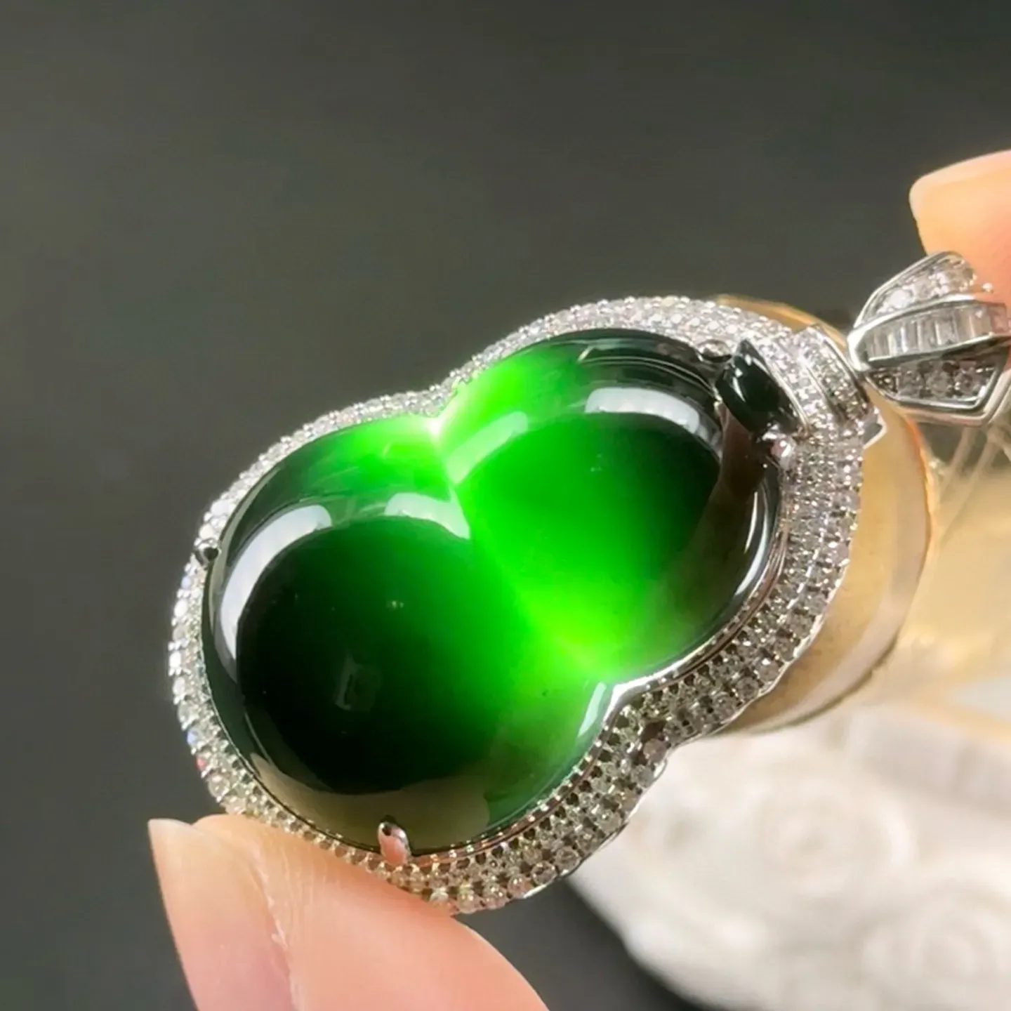 精品18k墨翠葫芦吊坠 种好色正 黑度极好 打灯通透 油性十足 尺寸41.9