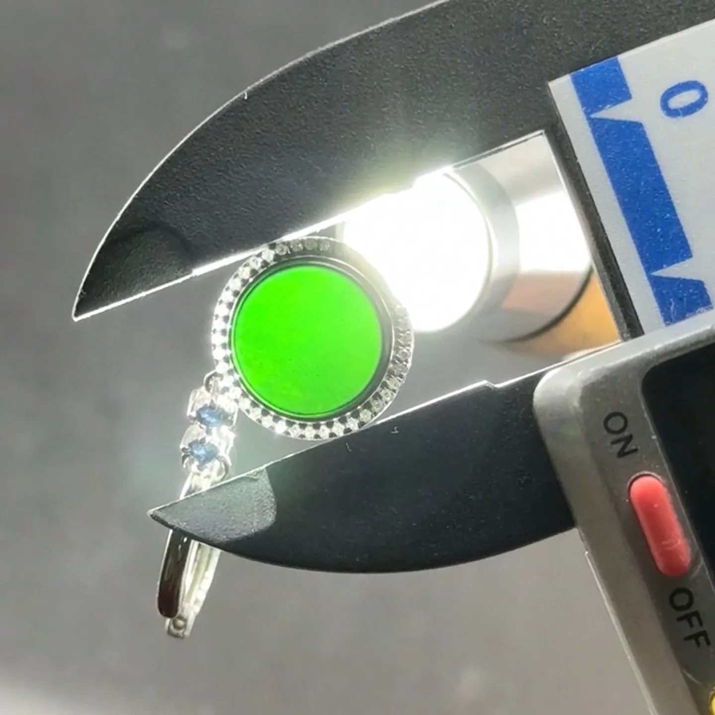 精品18k墨翠圆片耳坠 种好色正 黑度极好 打灯通透 油性十足 尺寸12.2