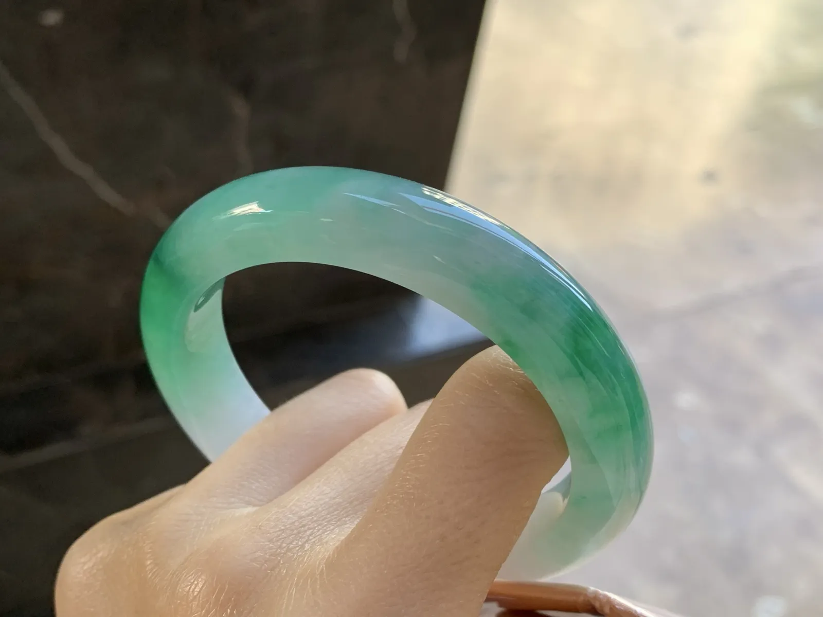 58-12.2-9.5

阳绿色手镯^_^有种有色 上手漂亮